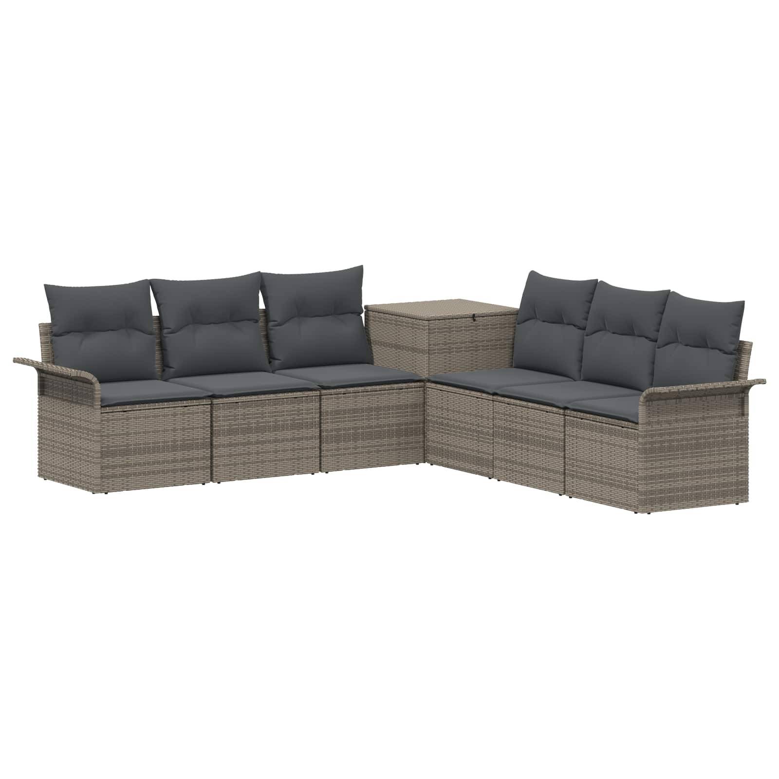 L-förmiges Outdoor-Rattansektional-Sofaset mit dunkelgrauen Kissen und passendem Ecktisch.