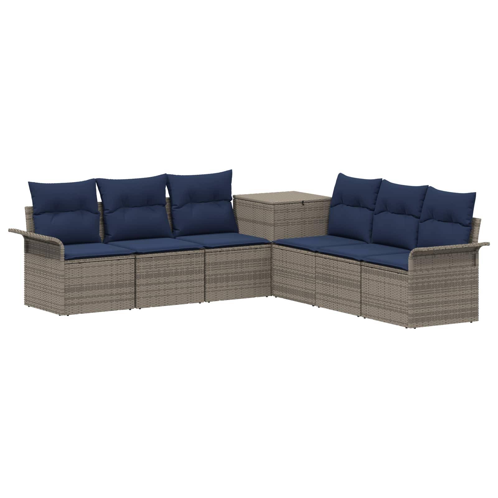 Outdoor-Rattan-Ecksofa-Set mit marineblauen Kissen und passendem Eckentisch auf weißem Hintergrund.