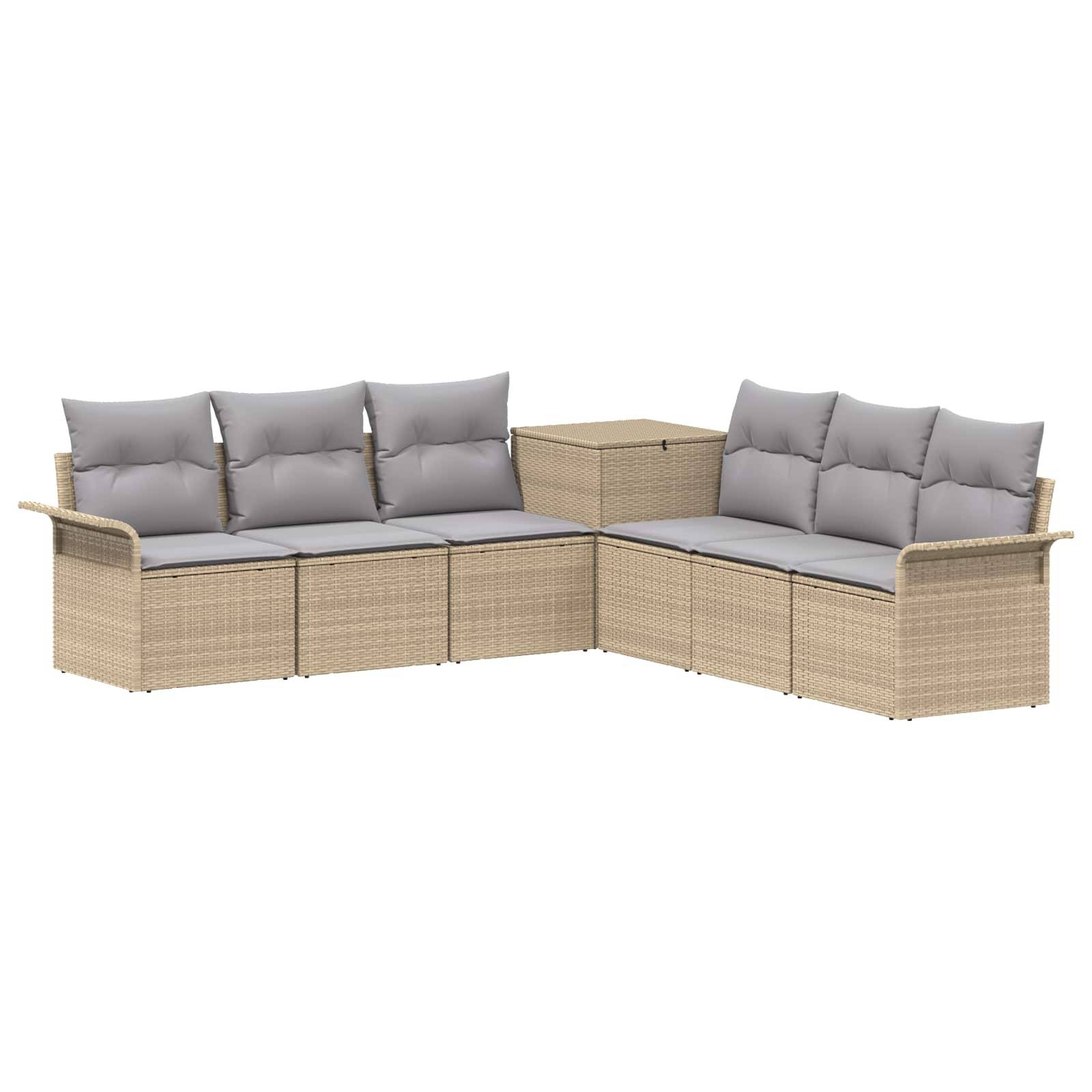L-förmiges Außen-Rattanecksofa-Set mit grauen Kissen und passendem Ecktisch auf weißem Hintergrund.