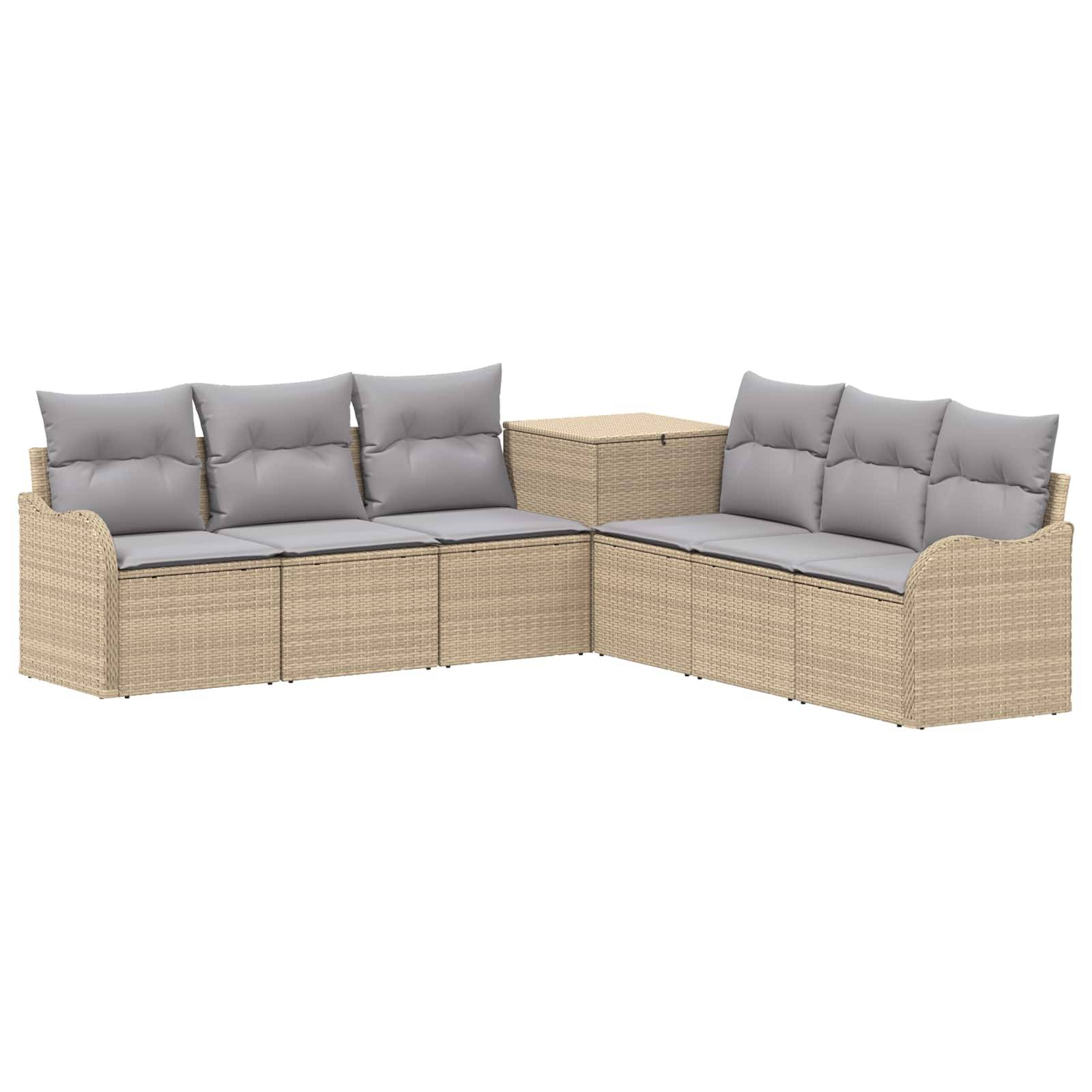 L-förmiges Außen-Rattansofa mit grauen Kissen und passendem Ecktisch.