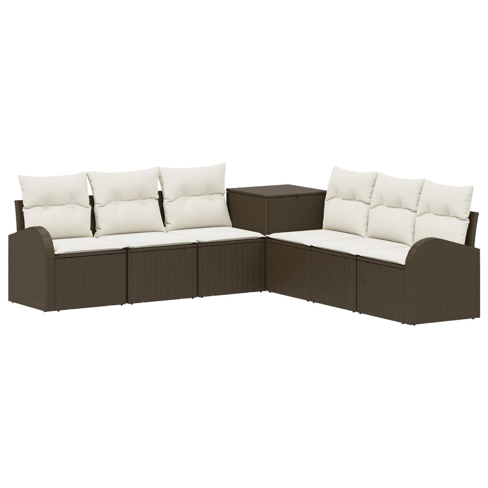 Braunes Rattan-Außenecksofa mit cremefarbenen Kissen und Ecktisch auf weißem Hintergrund.