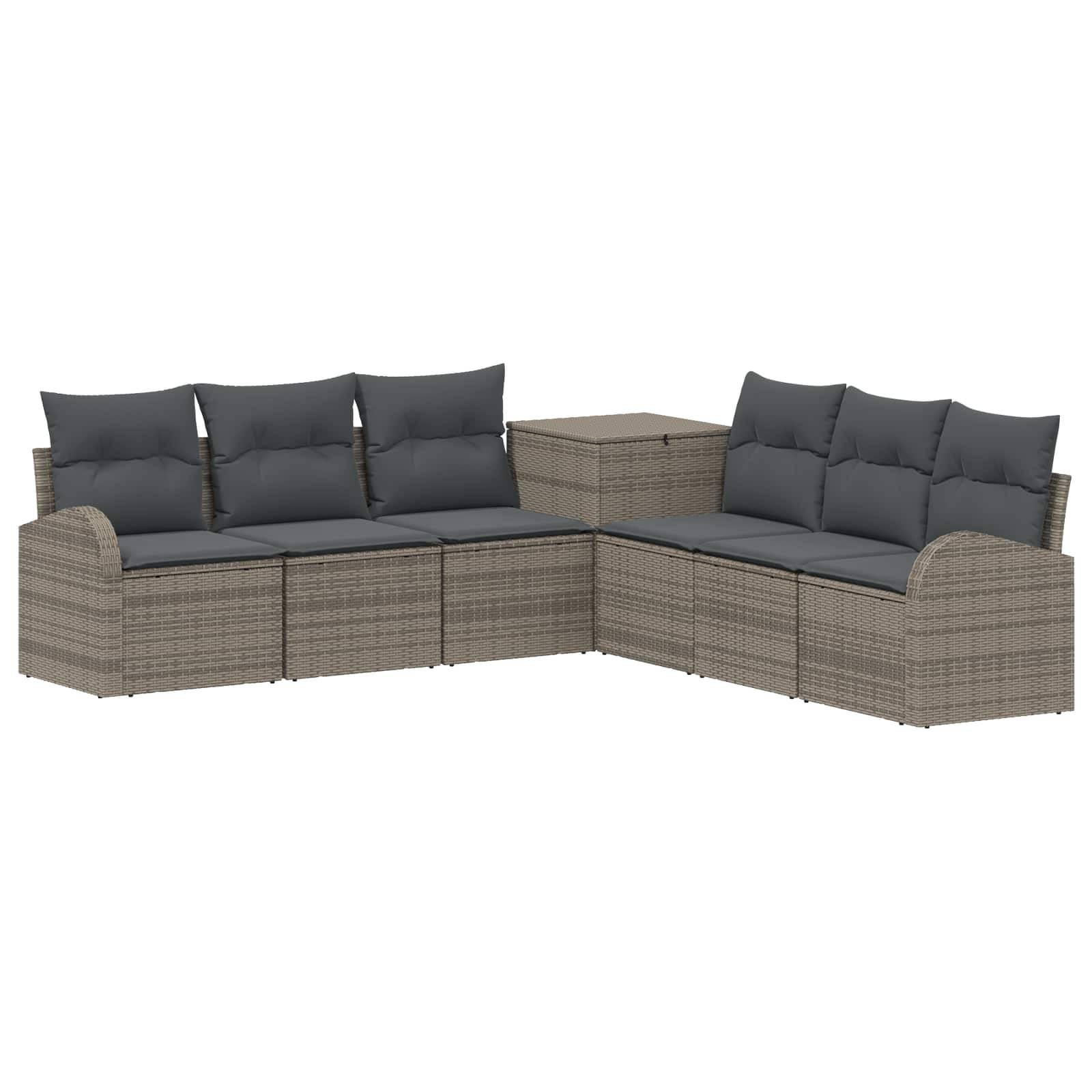 L-förmiges Outdoor-Sectional-Sofa-Set mit grauen Kissen und geflochtenem beigefarbenem Gestell, einschließlich passendem Eckbeistelltisch.