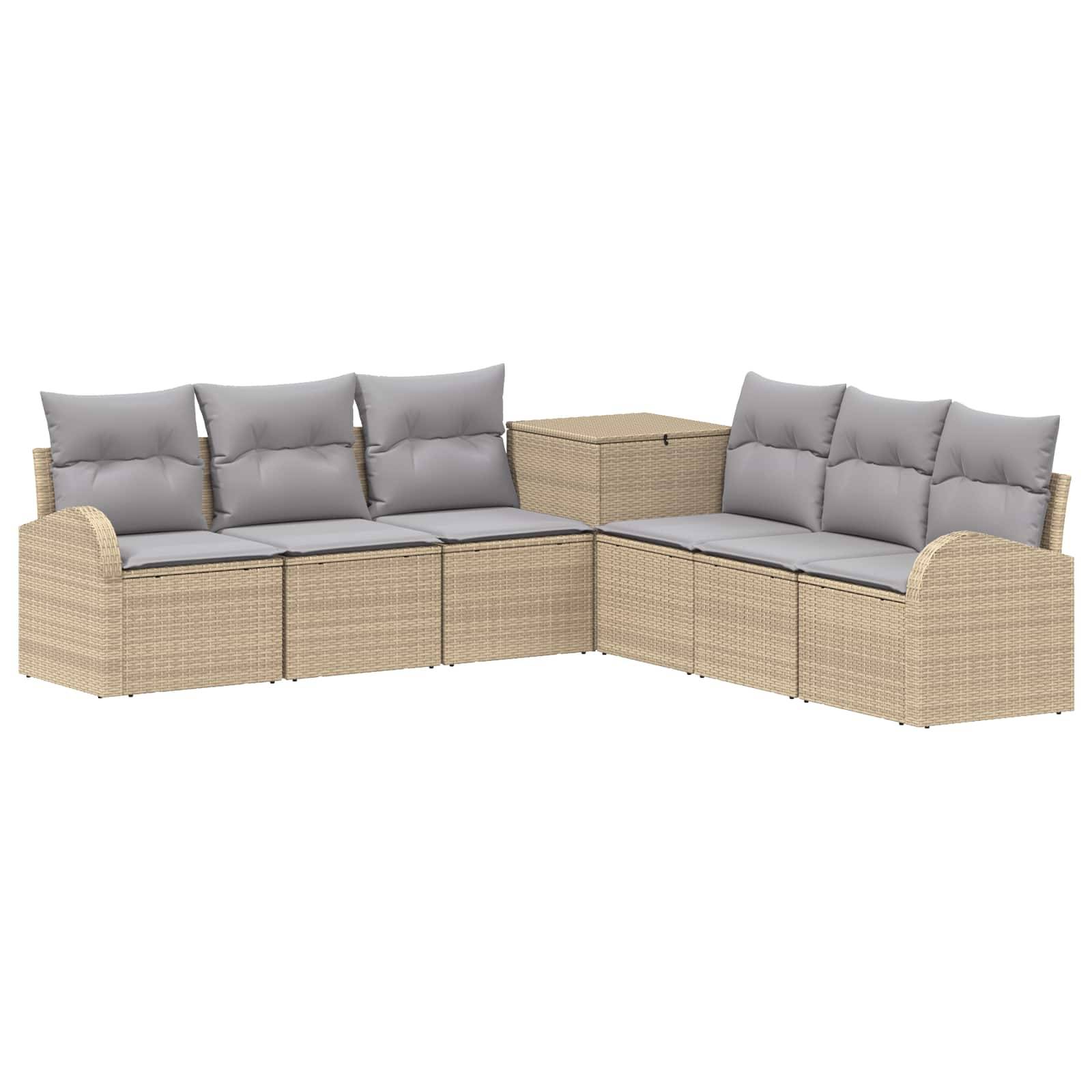 L-förmiges Außen-Rattan-Ecksofas mit grauen Kissen und passendem Couchtisch auf weißem Hintergrund.