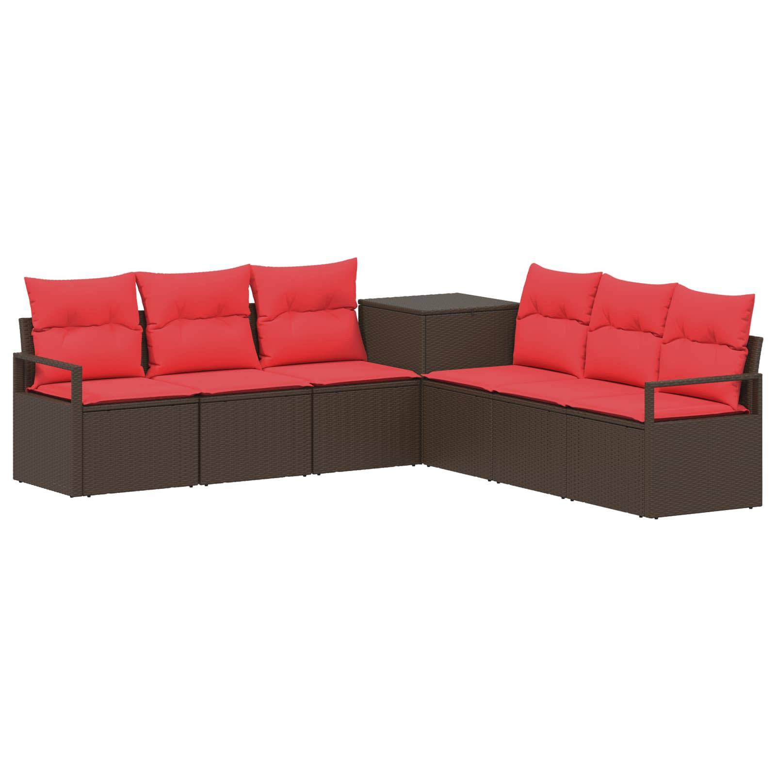 Braunes Rattanlounge-Set im Freien mit roten Kissen und passendem Ecktisch auf weißem Hintergrund