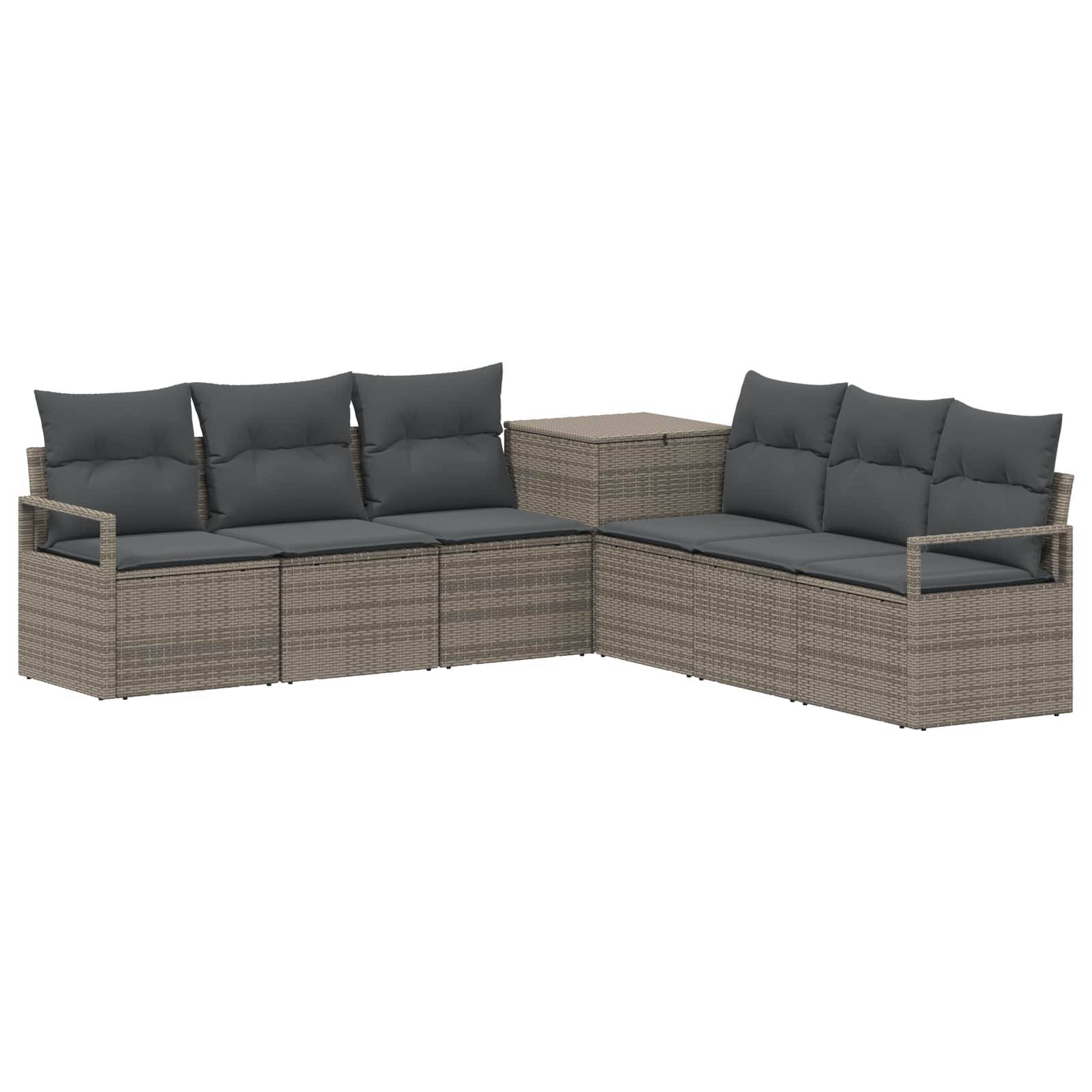 L-förmiges Outdoor-Rattansofa-Set mit dunkelgrauen Kissen und passendem quadratischem Beistelltisch auf weißem Hintergrund.