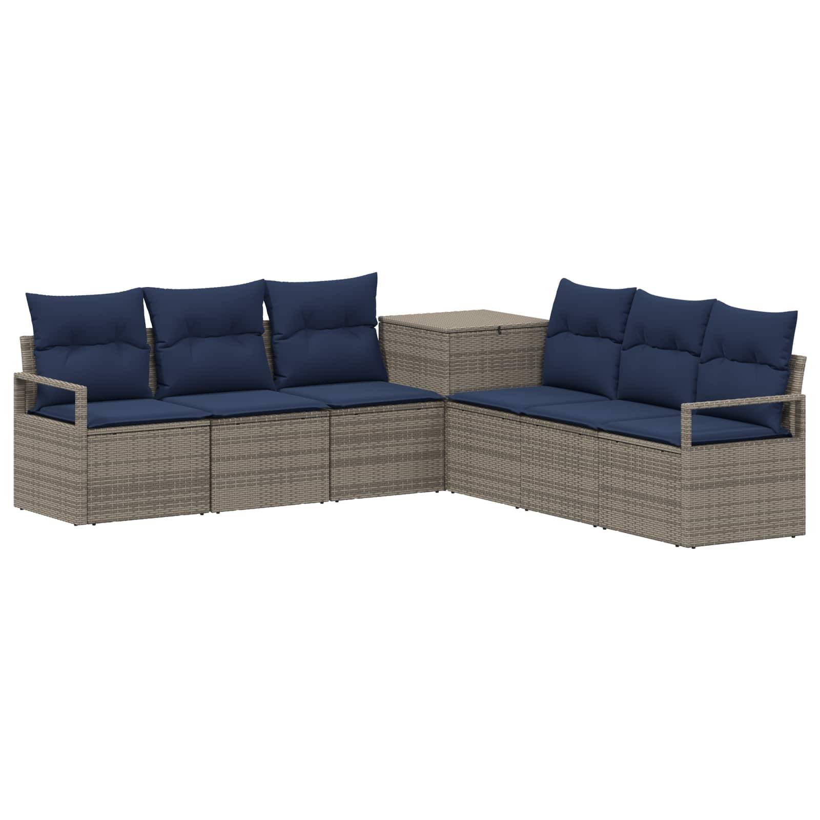 Outdoor-Rattanmöbel-Ecksofa mit marineblauen Kissen und passendem Ecktisch auf weißem Hintergrund.
