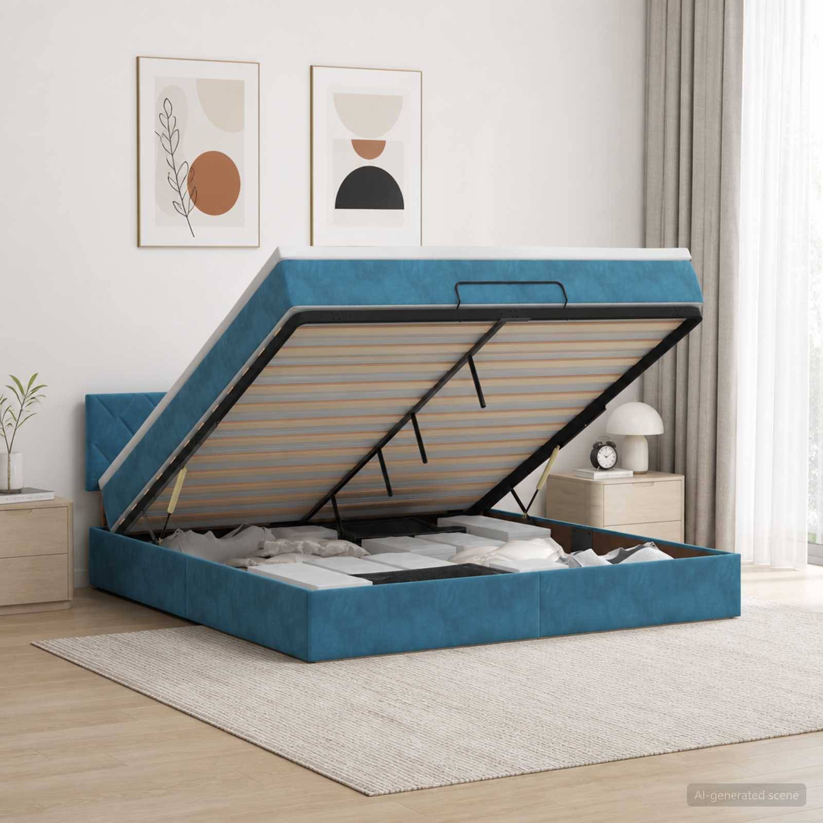 Blaues gepolstertes Bettgestell mit Stauraum, Hebelrost angehoben, um Matratzenlattenrost und Bettwäsche in einem hellen, modernen Schlafzimmer zu zeigen.