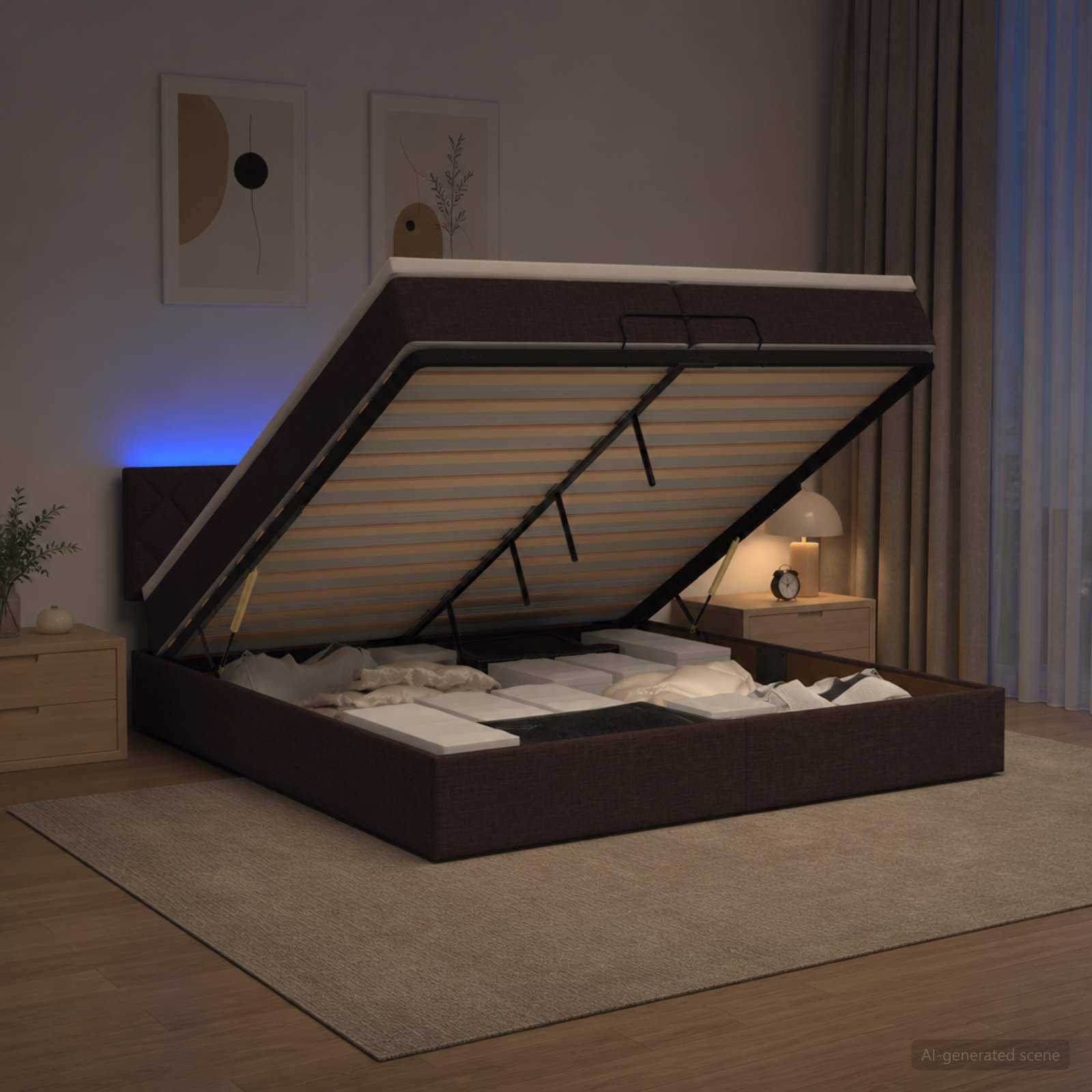 Modernes Schlafzimmer mit einem offenen Hubbett, das die Matratzenunterlage angehoben zeigt, um den Stauraum unter dem Bett freizulegen.