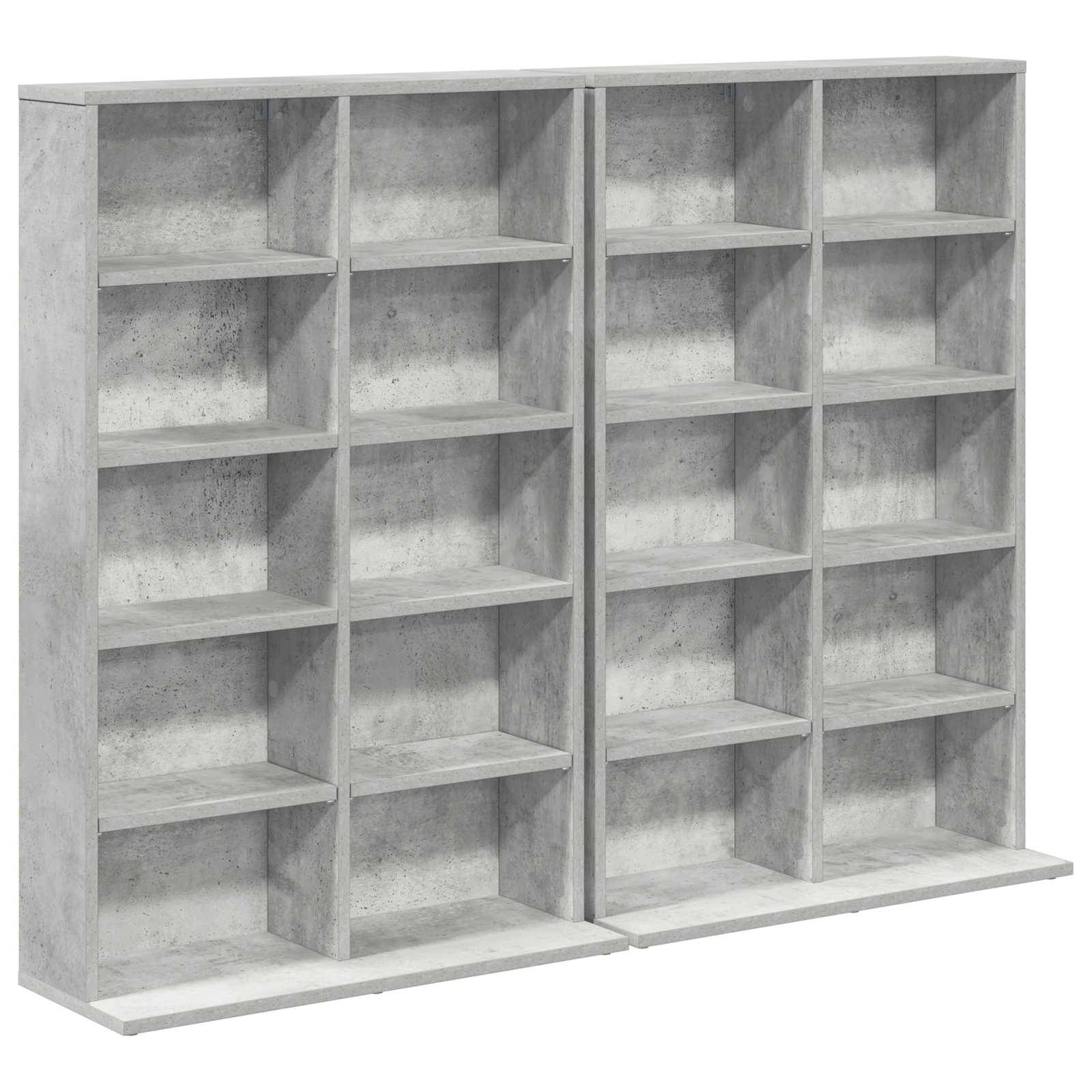 Grau gehaltene Bücherregaleinheit im Betonoptik-Stil mit vier Säulen und vielen offenen Fächern, vor weißem Hintergrund dargestellt.