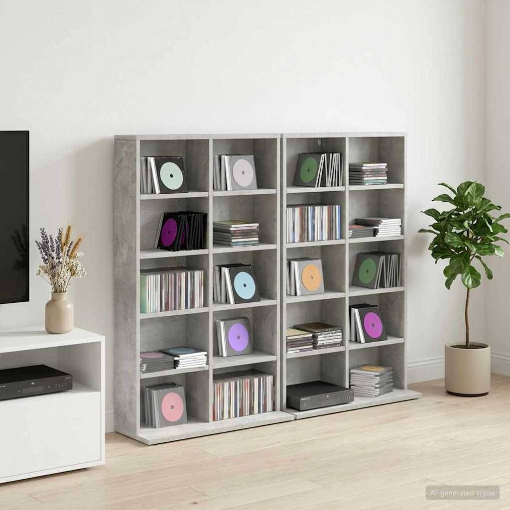 Wohnzimmer mit einem grauen Regalsystem gefüllt mit Schallplatten und Büchern, neben einer Topfpflanze und einem Fernsehständer.