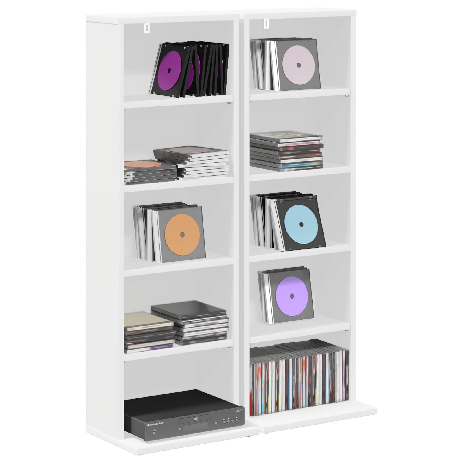 Weiße Regaleinheit mit stapeln von CDs und Schallplatten, mit einer Stereokomponente auf dem unteren Regal.