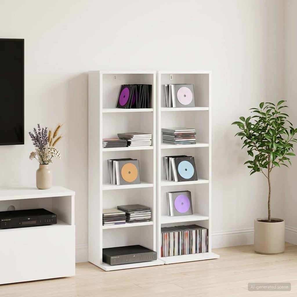 Zwei weiße Regale präsentieren Schallplatten und Medienkästen in einem minimalistischen Wohnzimmer neben einem Fernsehständer, einer Vase und einem getopften Baum.