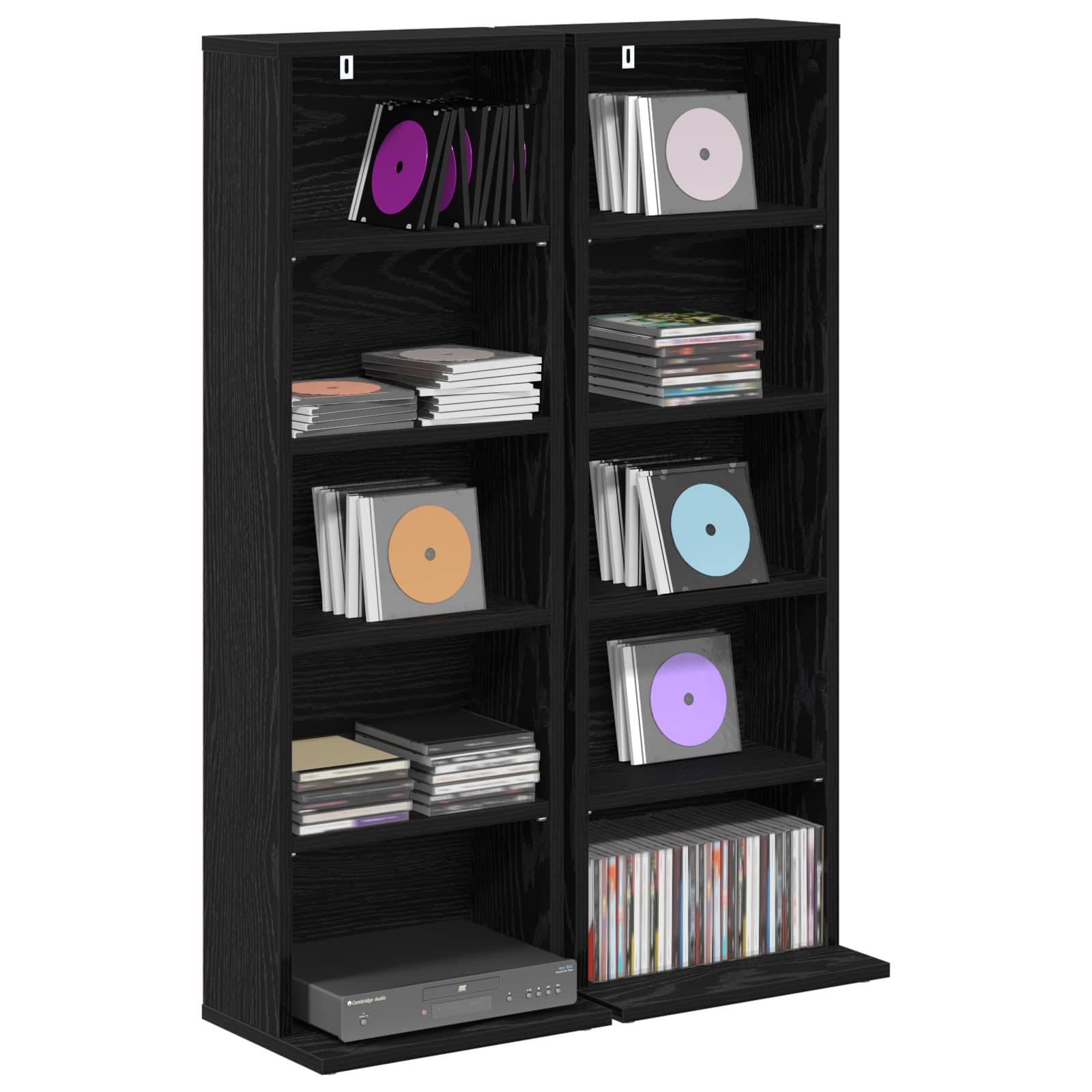 Schwarzer zweitüriger CD-Lagerschrank mit Regalen, die Schmuckkasten-Discs und einen Stapel CDs halten, mit einem Mediaplayer auf dem unteren Regal.
