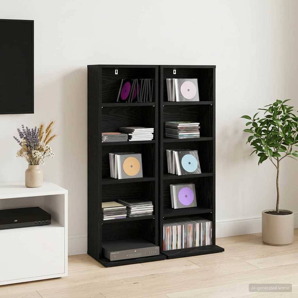 Schwarzer Vitrinenschrank gefüllt mit Schallplatten und Alben in einem minimalistischen Raum, flankiert von einem kleinen Fernseher, einer Vase mit Trockenblumen und einer Topfpflanze.