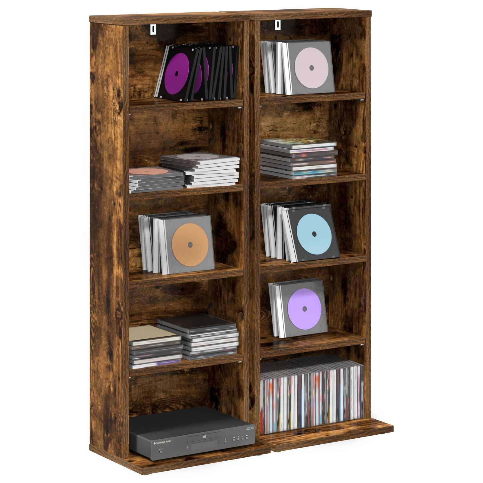 Holzregal gefüllt mit CDs in Schmuckkassetten und einer Stereokomponente auf dem untersten Regal.