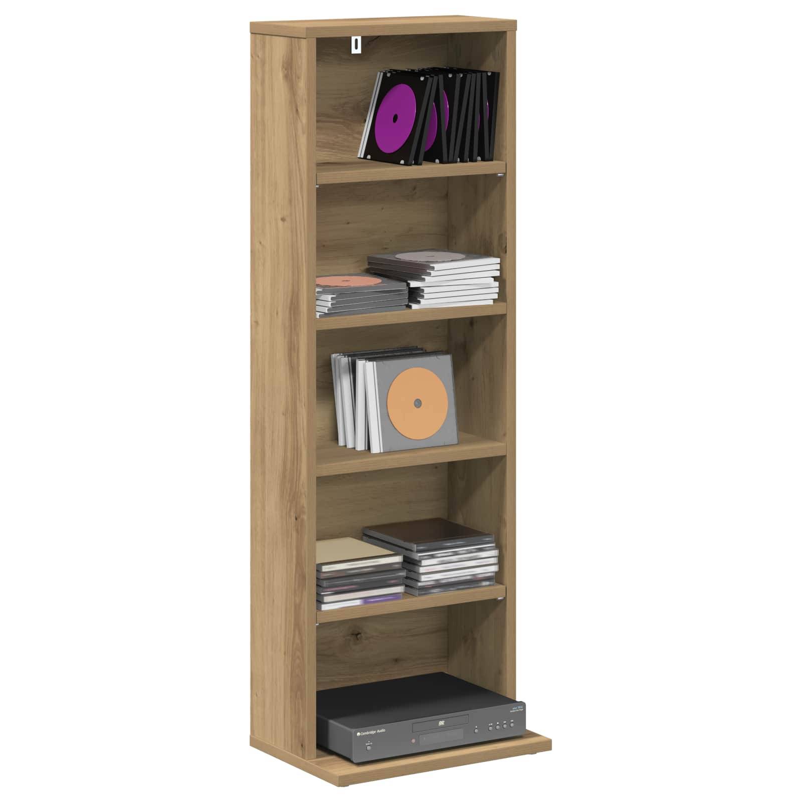 Hohes Holzregal, das Reihen von CDs lagert, mit einer Stereoanlage auf dem unteren Regal.