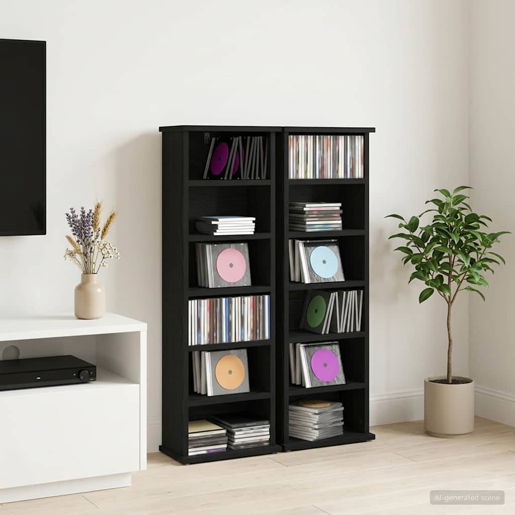 Schwarzes Regalsystem gefüllt mit Schallplatten und CDs in einem minimalistischen Wohnzimmer, neben einer weißen Medienkonsole und einer Topfpflanze.