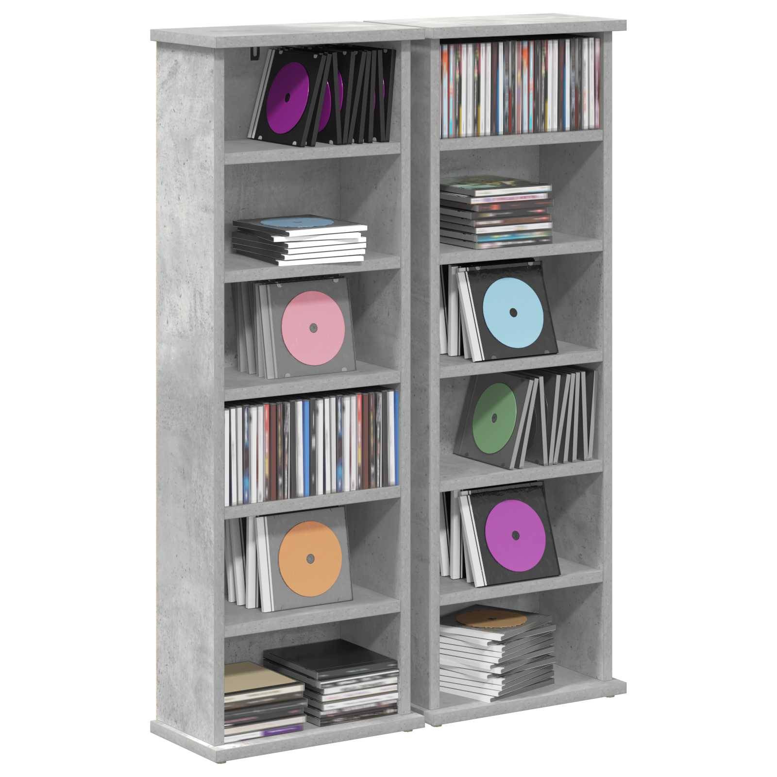 Graues Regal gefüllt mit gestapelten CDs und Schallplatten, organisiert in mehreren Fächern.
