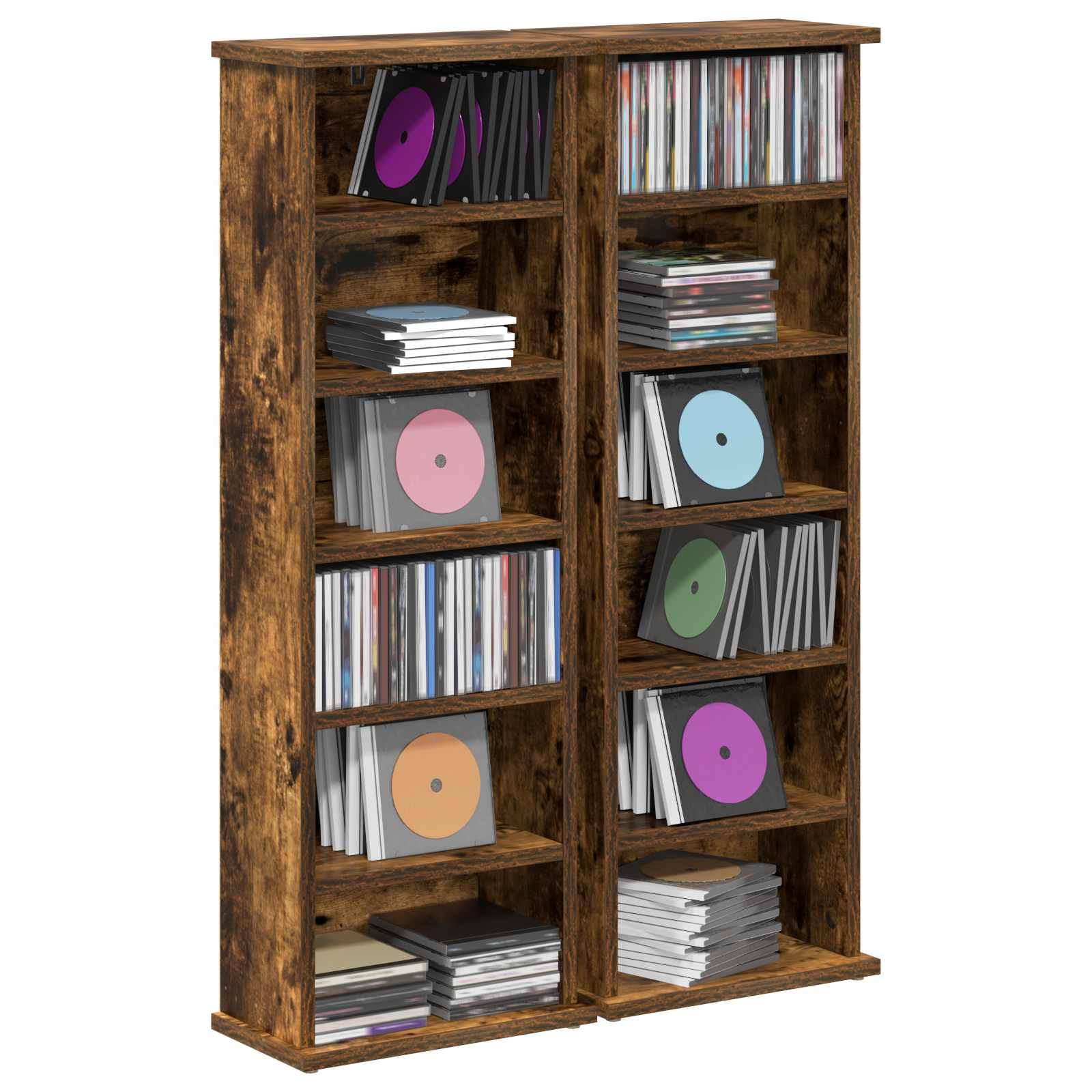 Holzregal gefüllt mit Schallplatten, CDs und Stapeln von Discs auf mehreren Regalen.