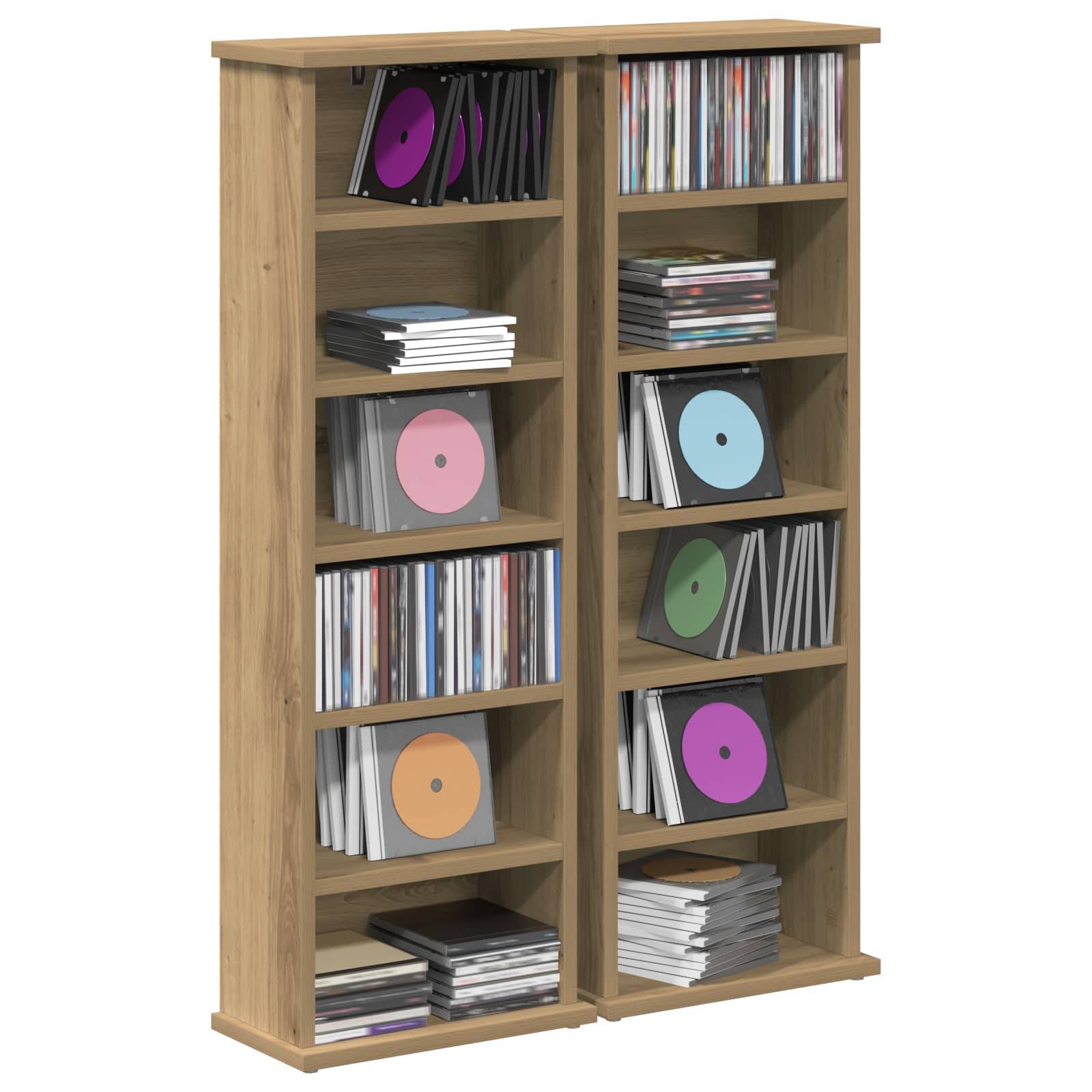 Holzernes CD-Regal gefüllt mit Reihen von CDs und mehreren Stapeln von Schmuckkästchen auf mehreren Regalbrettern.