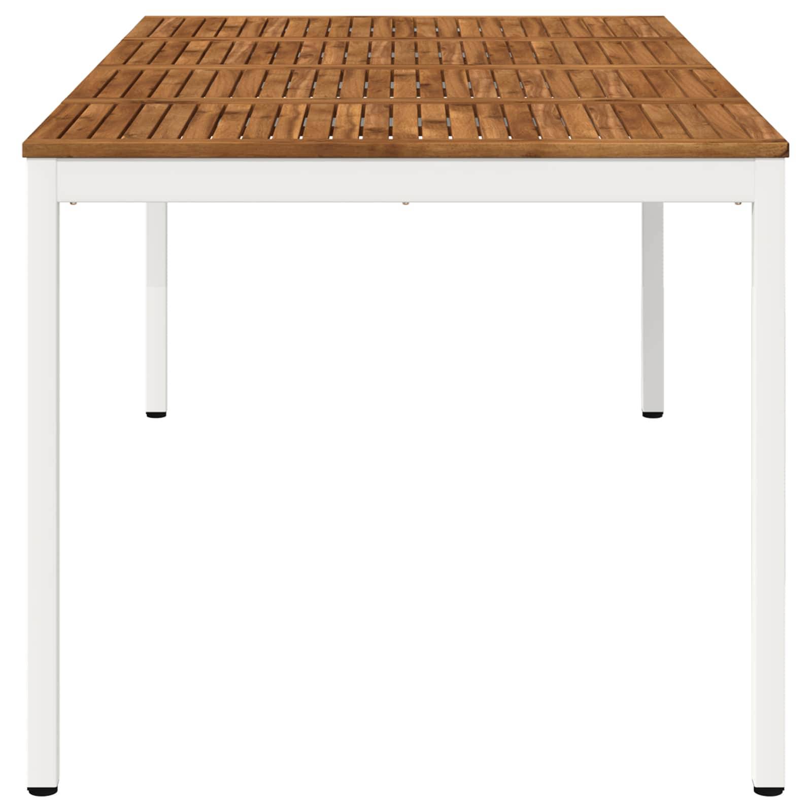 Ein Patio-Tisch aus Holz mit Lamellenbespannung, quadratischer Tischplatte und weißen Metallbeinen auf einem einfachen weißen Hintergrund.