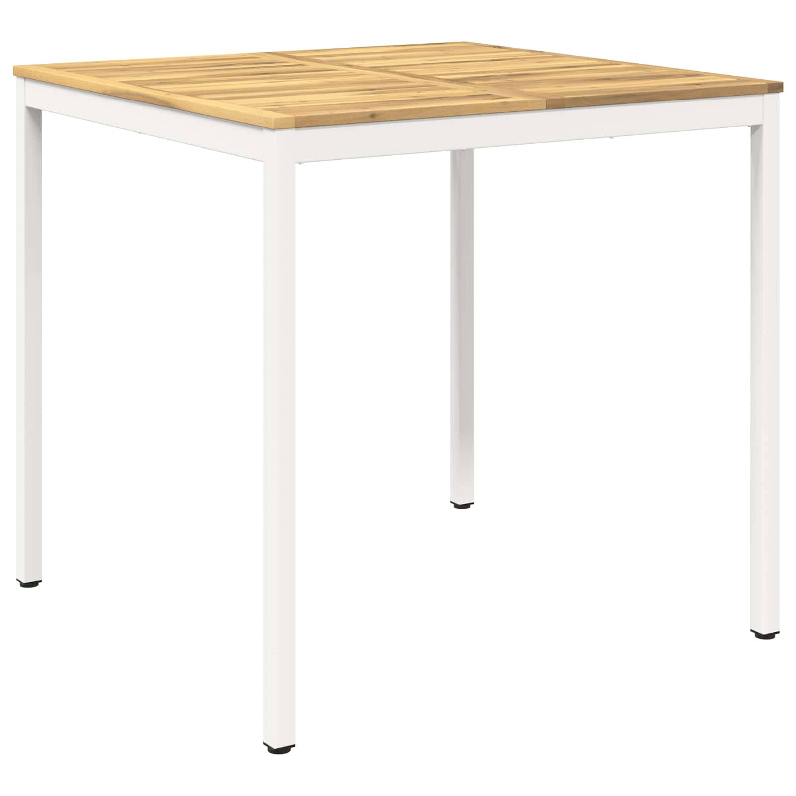 Quadratischer Tisch mit hellholzerner Lamelltenplatte und weißen Beinen auf weißem Hintergrund.