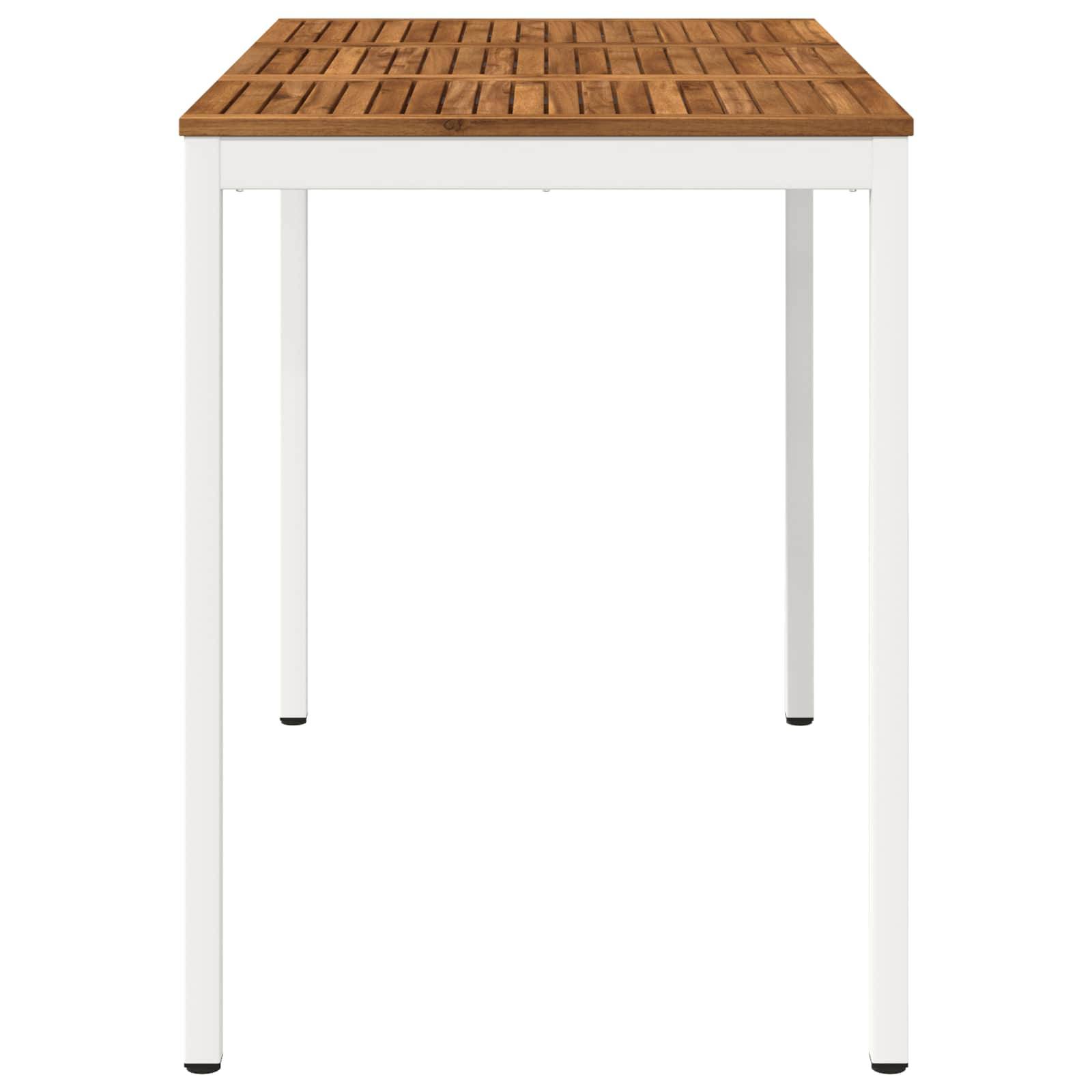 Quadratischer weißer Tisch mit vier Beinen und einer Holzlattentischplatte auf neutralem Hintergrund