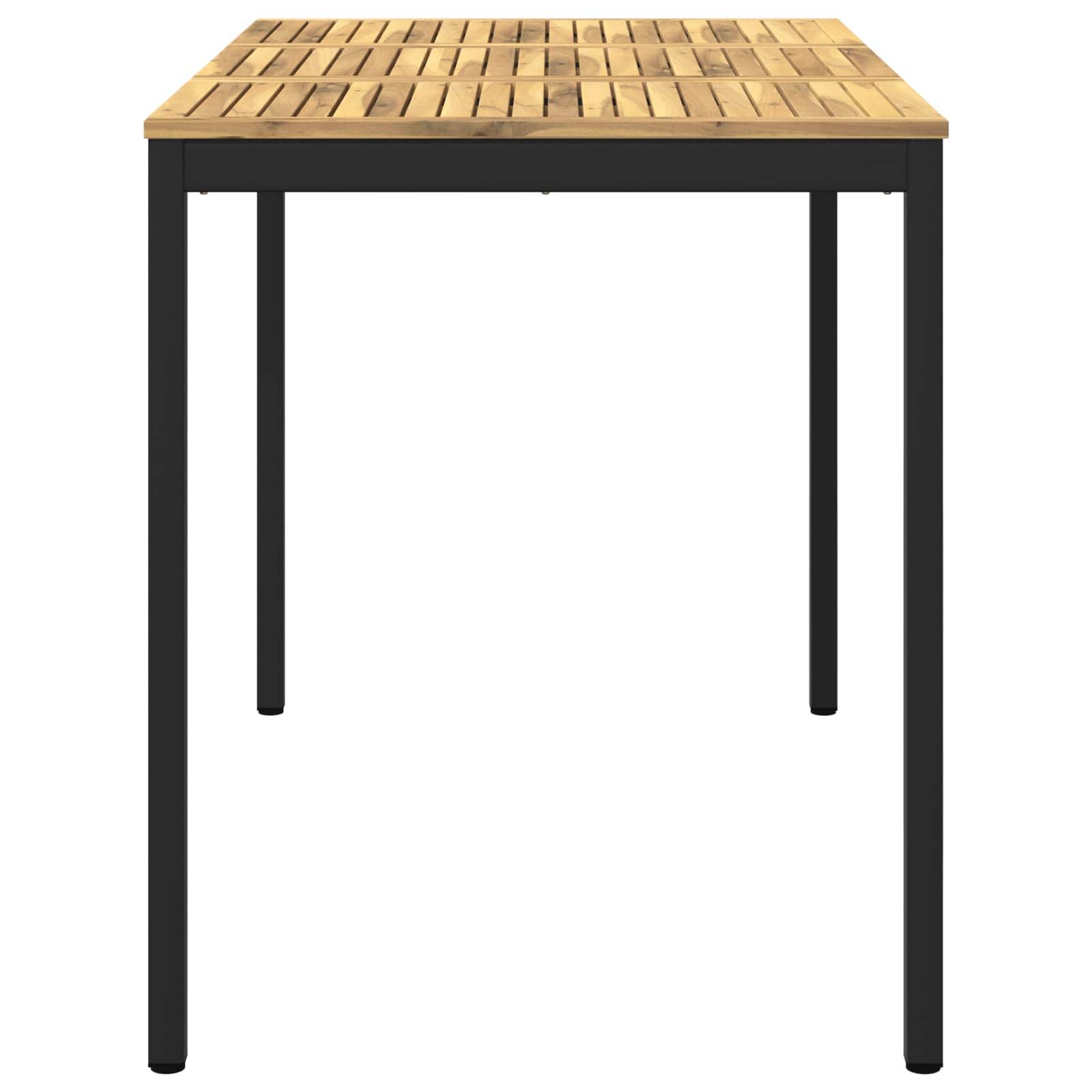 Quadratischer Tisch mit Holzplatte und schwarzen Metallbeinen, freigestellt auf weißem Hintergrund.