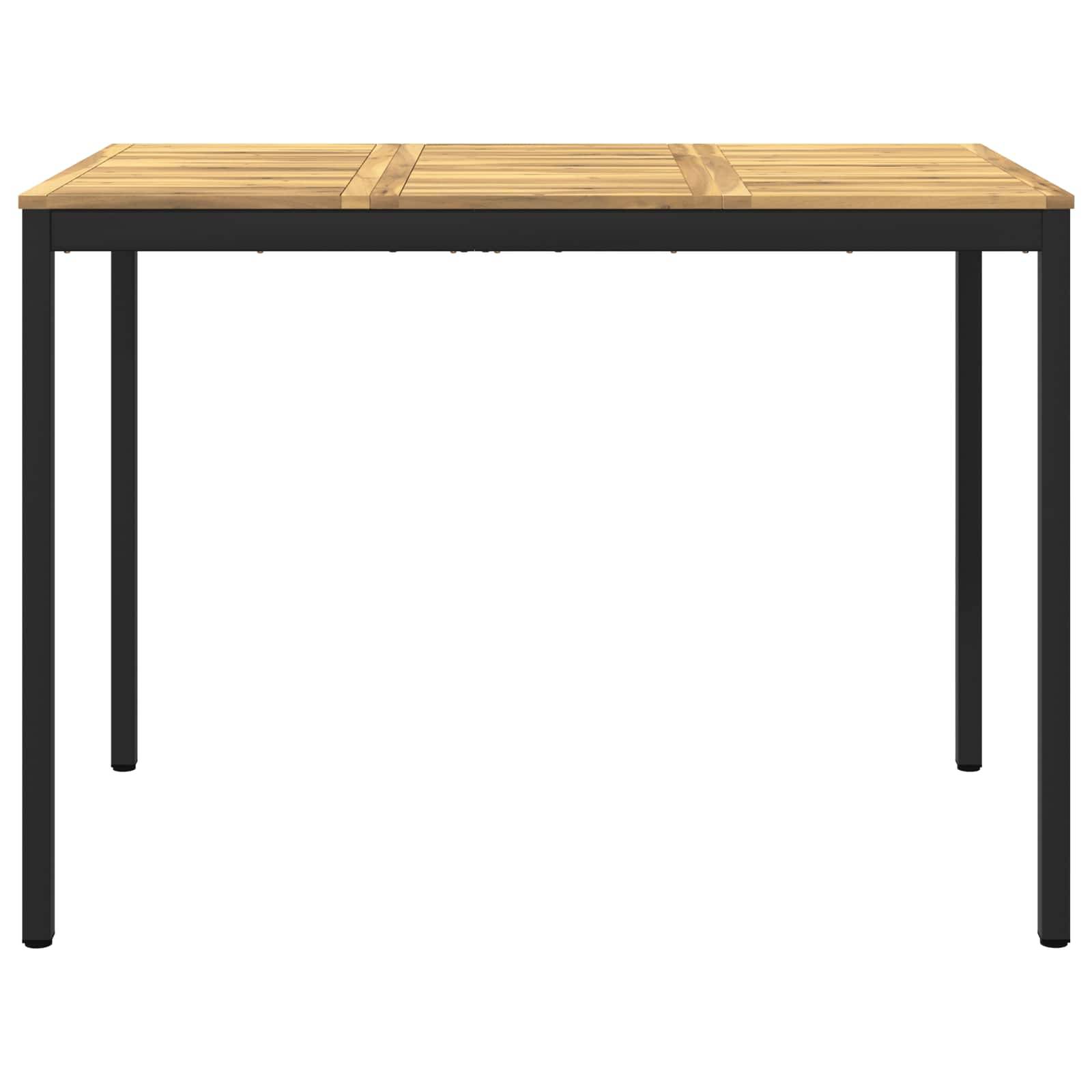 Rechteckiger Tisch mit einer hellen Holzplatte und schwarzen Metallbeinen auf weißem Hintergrund.