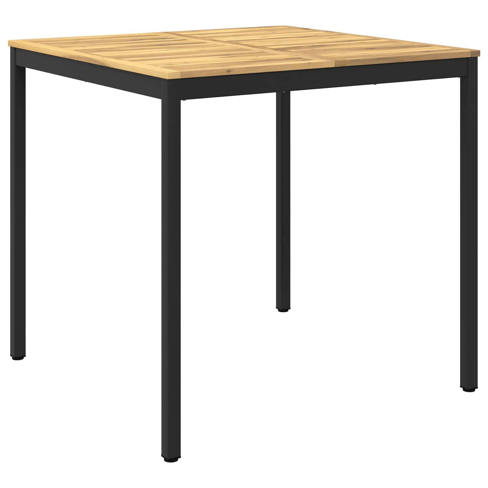 Quadratischer Tisch mit einer hellholzfarbigen Tischplatte und schwarzen Metallbeinen auf weißem Hintergrund.
