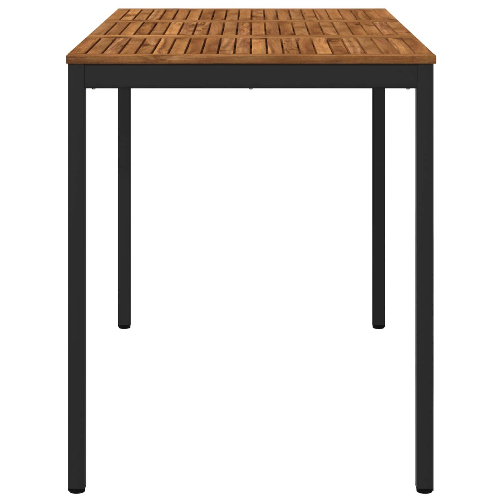 Quadratischer Holztisch mit vier schwarzen Metallbeinen, auf weißem Hintergrund dargestellt.