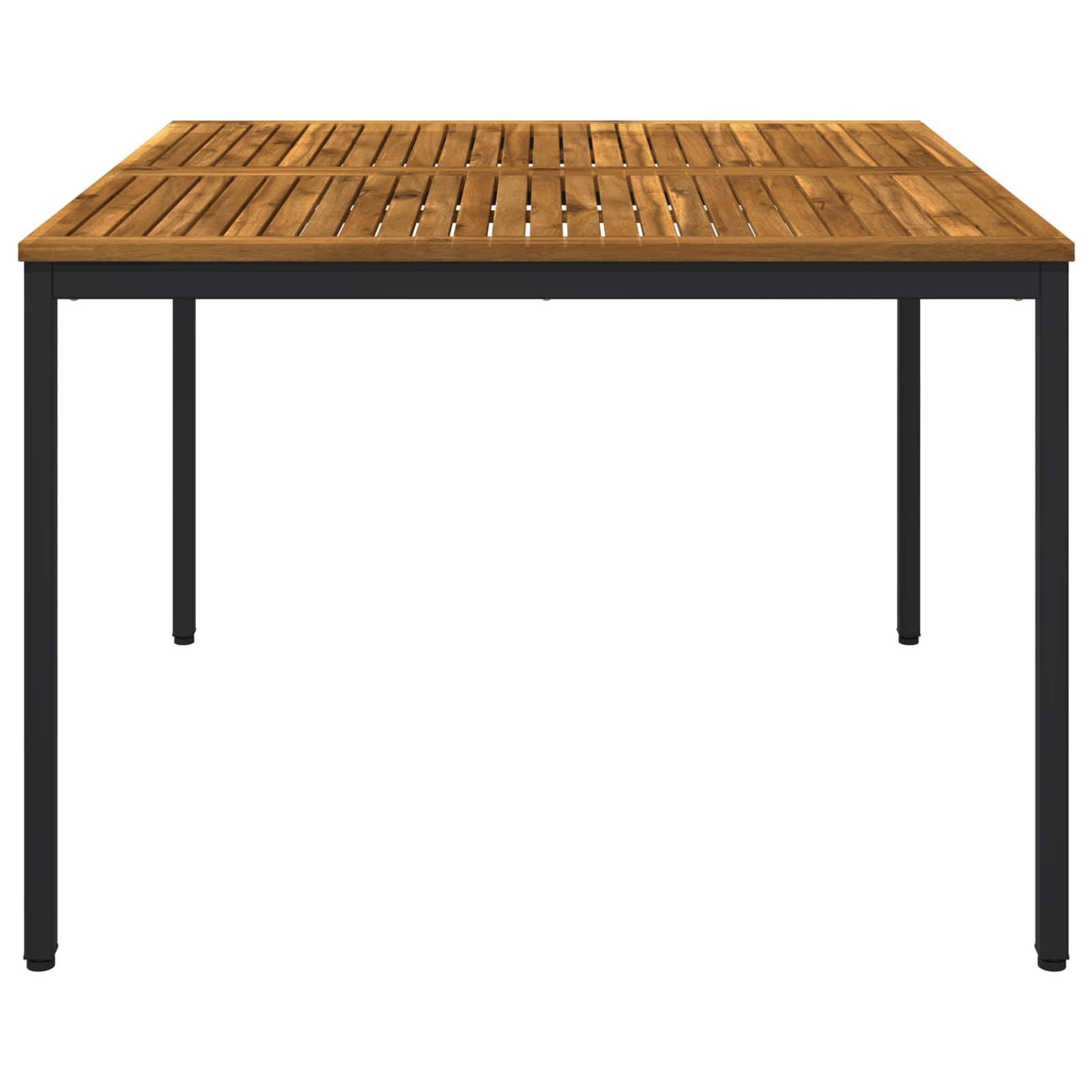Rechteckiger Holztisch mit Lamellen und schwarzen Metallbeinen auf weißem Hintergrund.