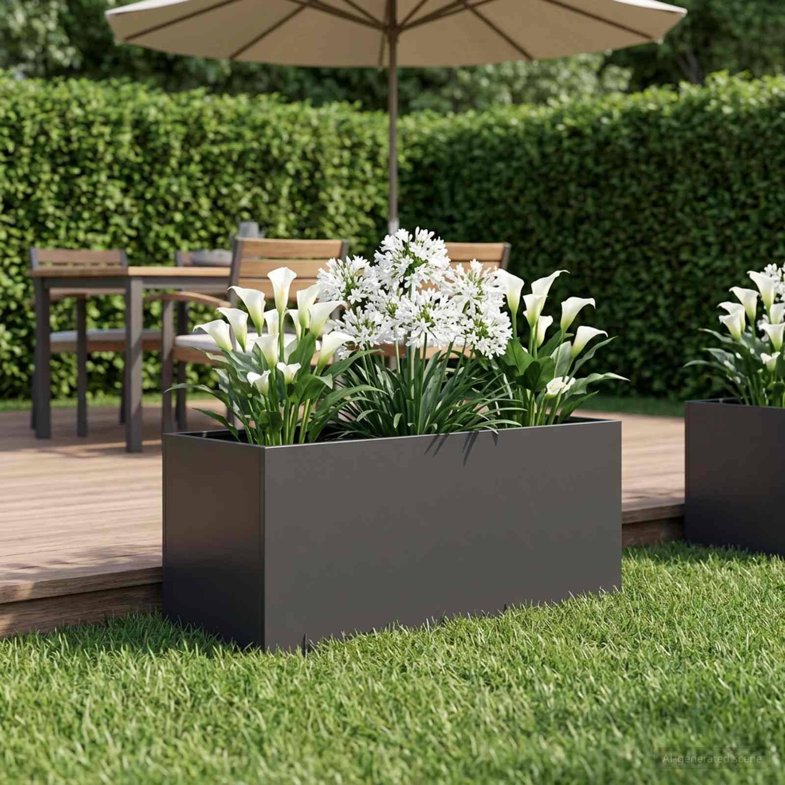 Außenterrasse mit modernem rechteckigem Blumenkübel mit weißen Blüten und Grünpflanzen vor Holzsitzplätzen und Sonnenschirm auf einer Terrasse.