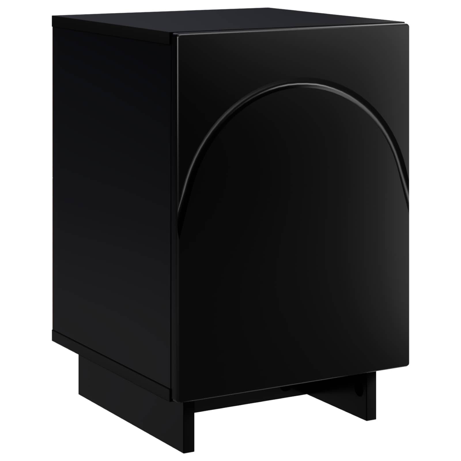 Schwarze rechteckige Lautsprecher- oder Subwoofer-Box mit großem gewölbtem Frontpaneel und kurzen Stützbeinen