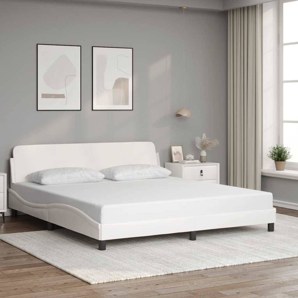 Minimalistisches Schlafzimmer mit einem weiß gepolsterten Plattformbett, zwei gerahmten abstrakten Drucken darüber und einem Nachttisch neben einem Fenster mit Vorhängen.