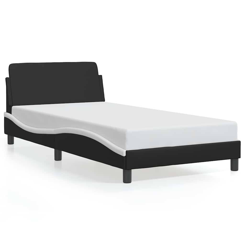 Schwarzes, gepolstertes Plattformbett mit einer weißen Matratze auf einem einfachen weißen Hintergrund.