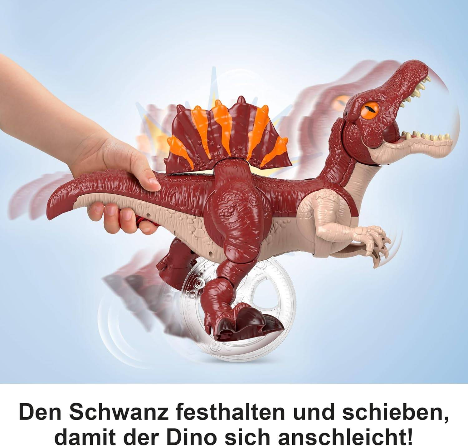 Hand hält den Schwanz des Dinosaurier-Spielzeugs, um es vorwärts zu schieben; der deutsche Text sagt, man soll den Schwanz halten und schieben, damit der Dino näher herankriecht.