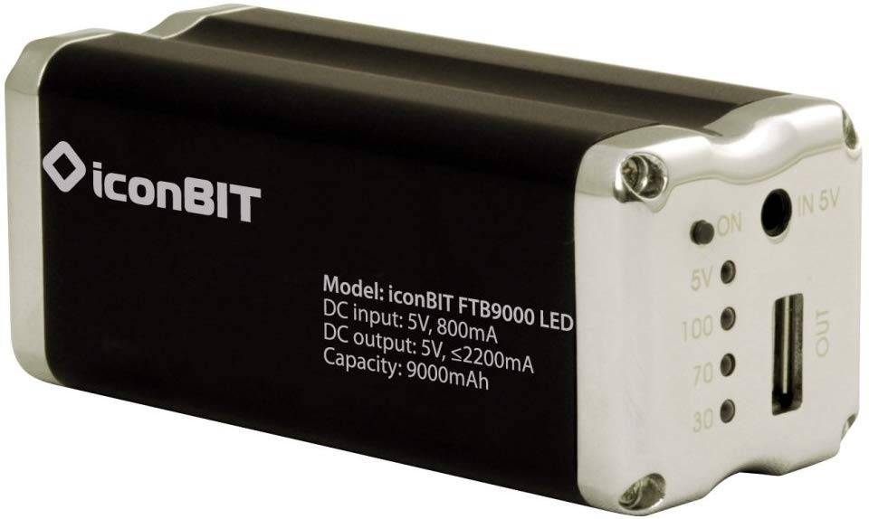 Schwarze IconBIT FTB9000 LED-tragbare Powerbank mit silberner Endkappe, Ein-/Aus-Taste, Ladeanzeige-Leuchtdioden und USB-Ausgangsanschluss; gekennzeichnet mit 9000mAh.