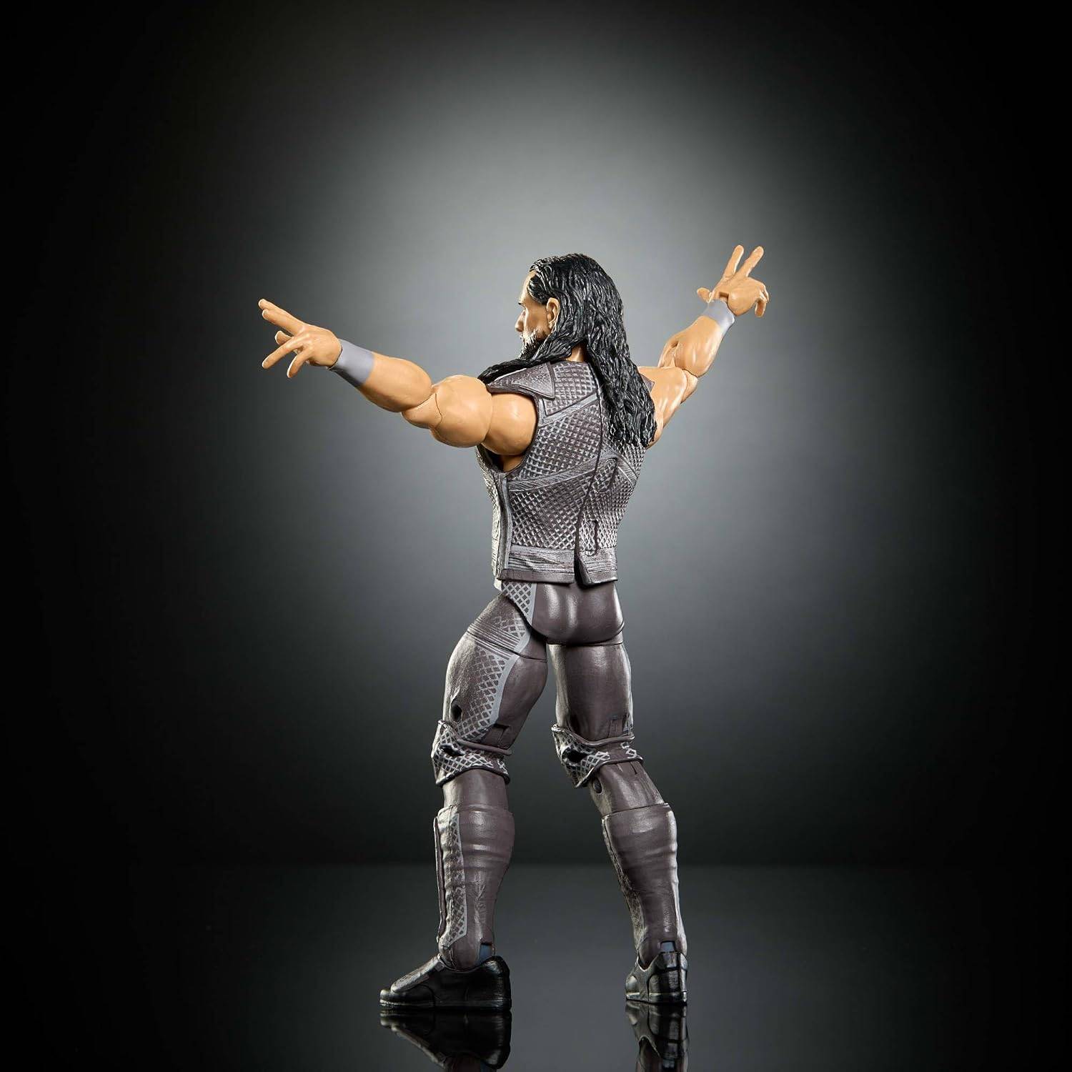 Rückansicht einer muskulösen Actionfigur mit langen Haaren, die Arme nach außen erhoben in einer dramatischen Pose vor dunklem Hintergrund.