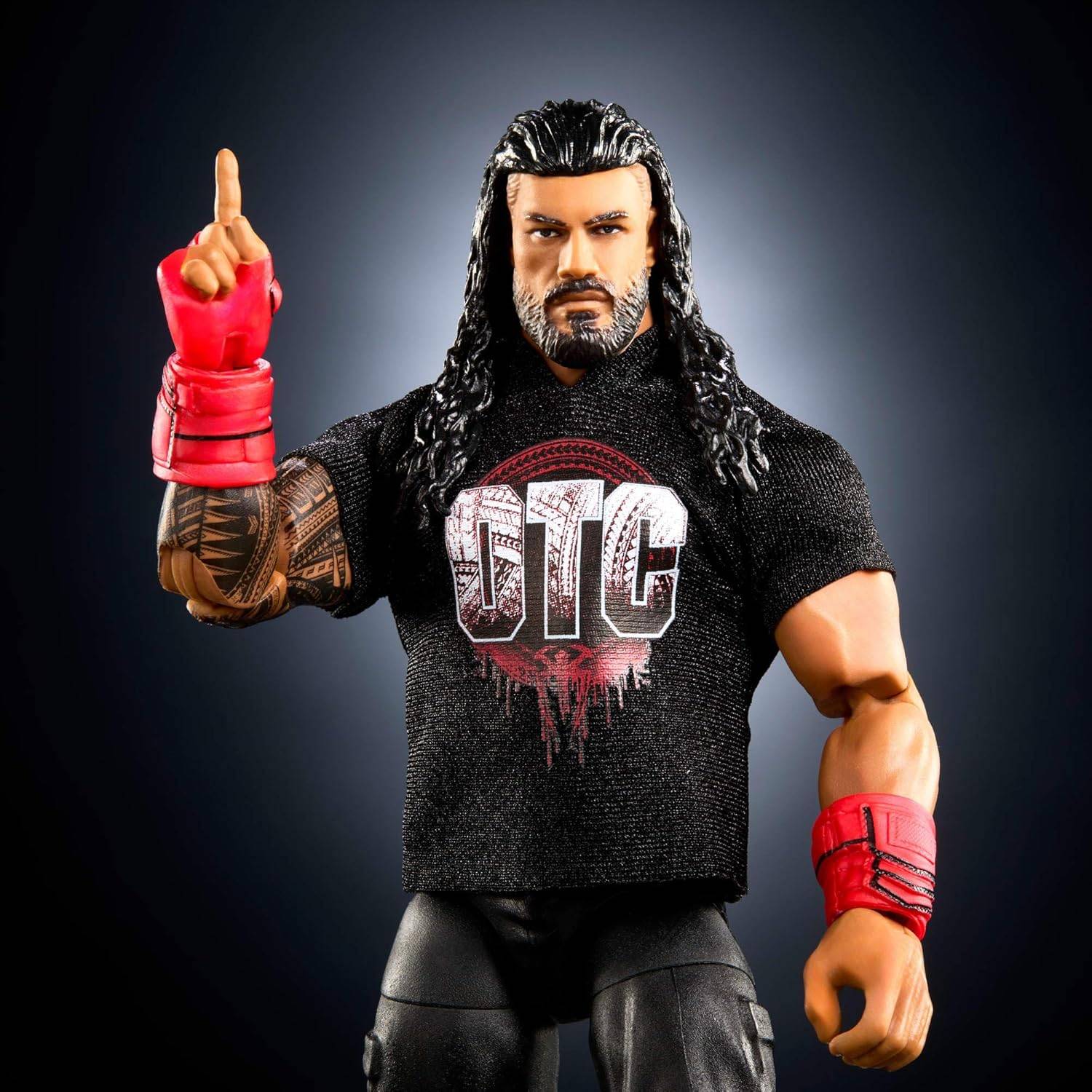 Actionfigur eines langhaarigen Wrestlers in einem schwarzen „OTC