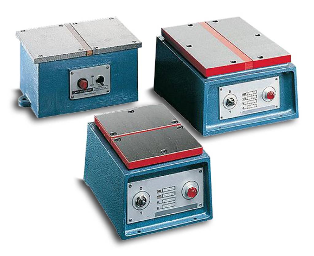 Drei blaue industrielle Steuerungsboxen mit Metalloberseiten und Frontplatten mit Knöpfen, Schaltern und roten Anzeigeleuchten.