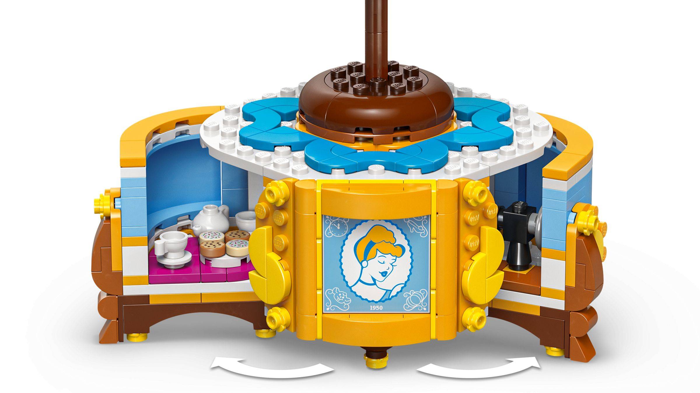 Offene LEGO-ähnliche Schatztruhe mit Türen, die ein Teeservice, Tassen und ein dekoratives Porträtpaneel im Inneren zeigt.