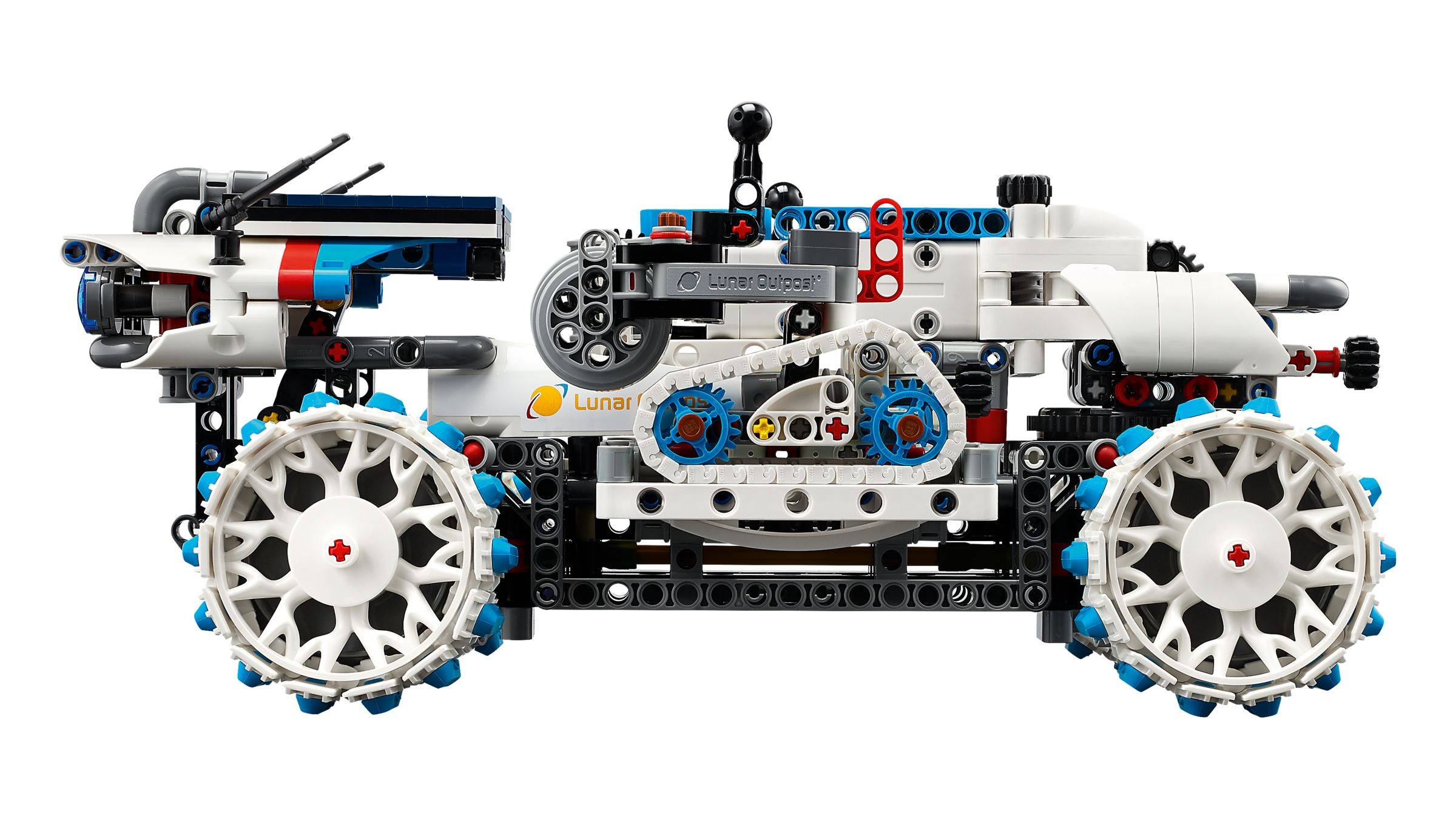 LEGO Technic Mondfahrzeug-Modell mit vier großen Rädern, sichtbaren Zahnrädern und Federung, gezeigt in der Seitenansicht auf weißem Hintergrund.