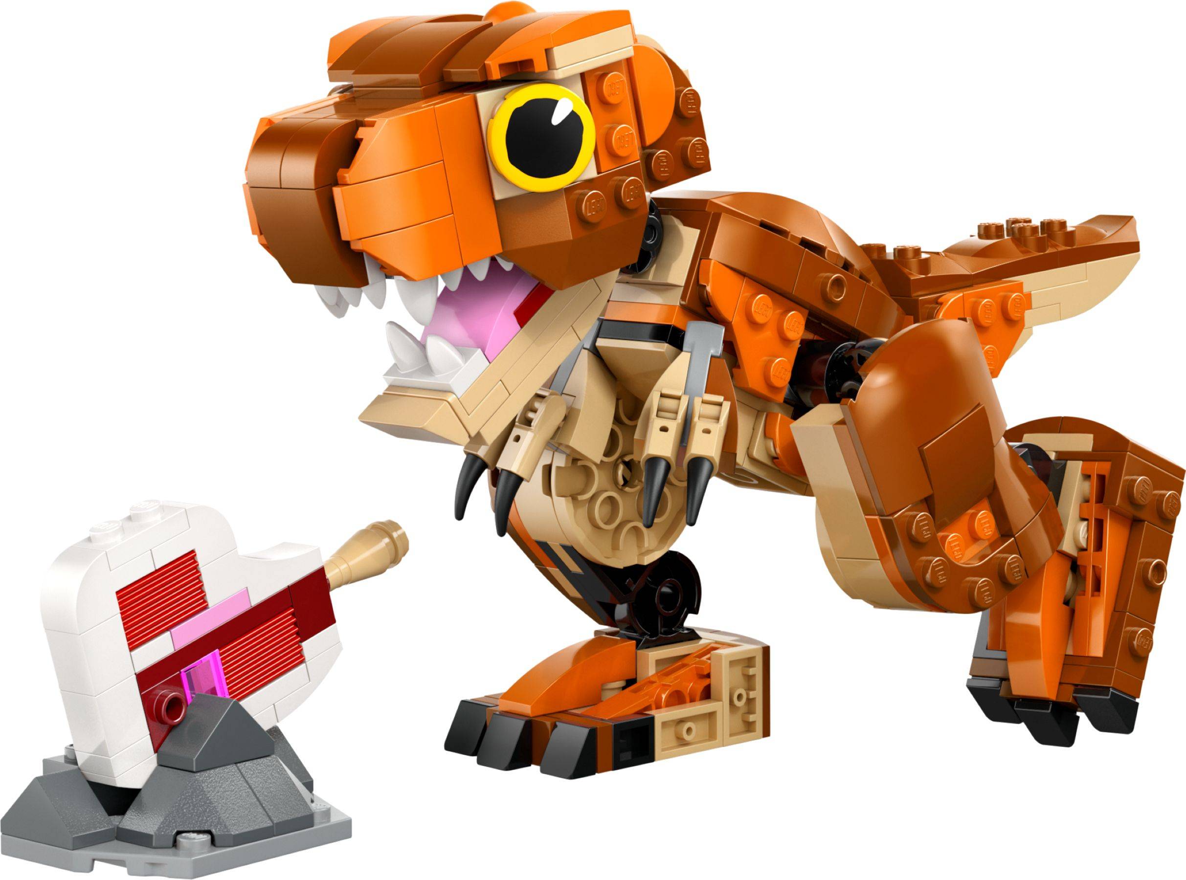 LEGO-artiges orange-braunes Dinosaurier-Spielzeug in Pose gegenüber von einem kleinen weiß-roten LEGO-Modell auf weißem Hintergrund.