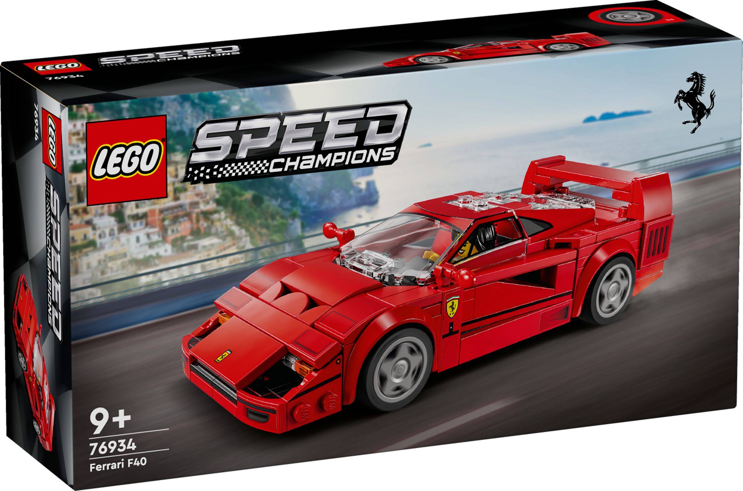 LEGO Speed Champions Ferrari F40 Bauset mit Karton, das ein rotes Ferrari F40 Modell zeigt, das auf einer Straße beschleunigt, gekennzeichnet mit 9+ und Satznummer 76934.