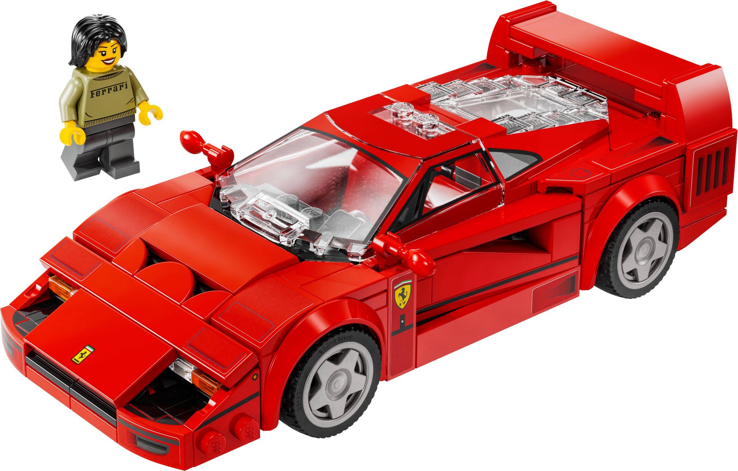 Roter LEGO-ähnlicher Sportwagen mit einer Minifigur-Fahrerin, die daneben auf weißem Hintergrund steht.