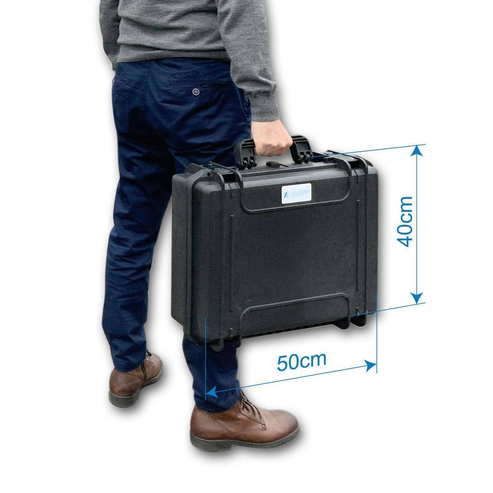Eine Person trägt einen schwarzen Hartschalenkoffer, dargestellt mit den Abmessungen 50 cm breit und 40 cm hoch.