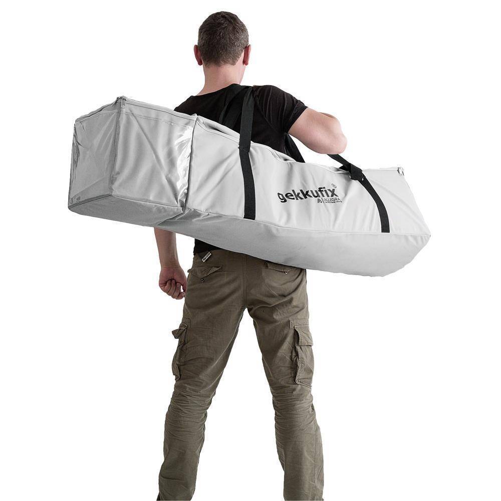 Mann, der eine lange weiße rechteckige Zahnradtasche über der Schulter trägt, vor einem einfachen weißen Hintergrund.