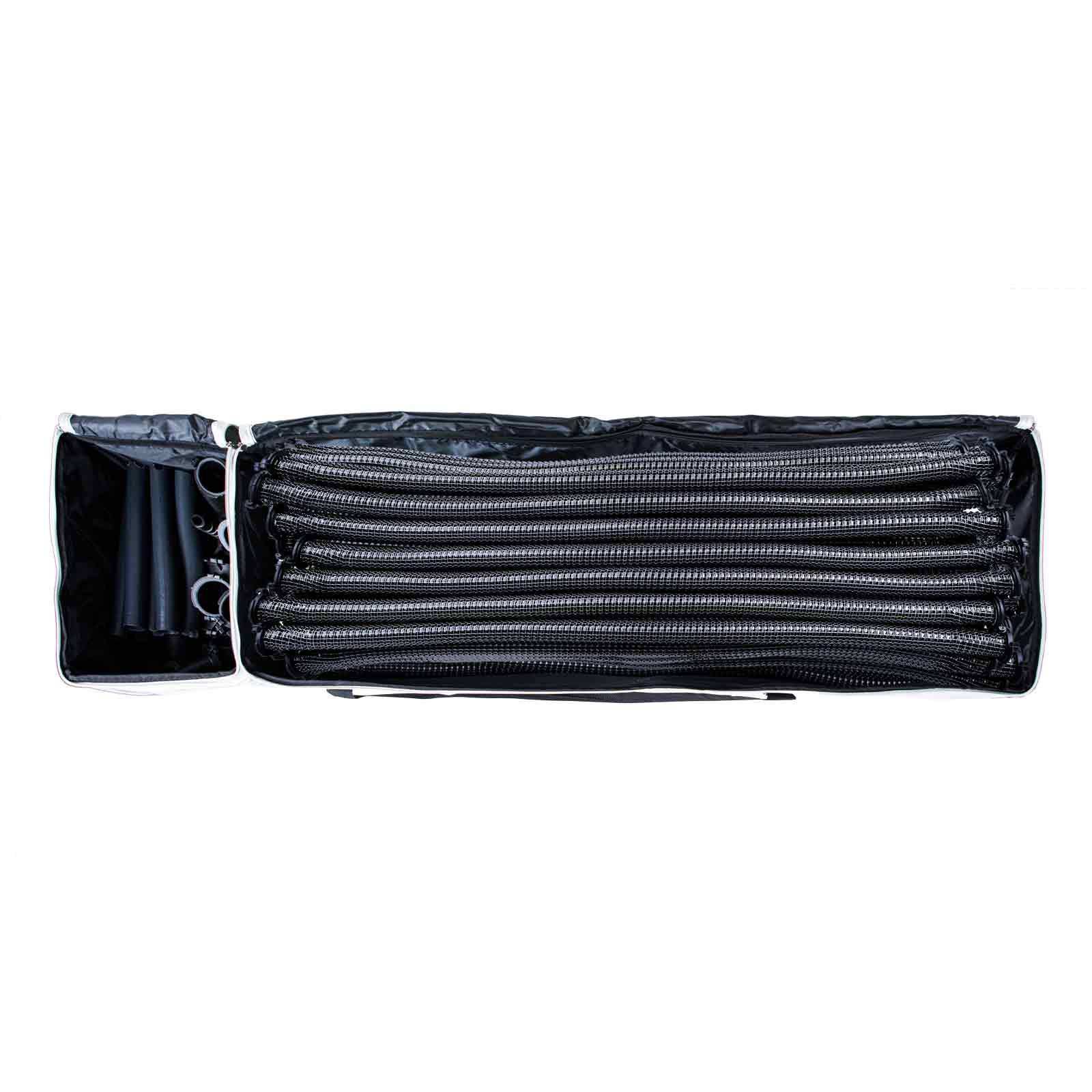 Schwarze Tasche mit Reißverschluss zur Aufbewahrung mit mehreren aufgewickelten Schläuchen oder Kabeln, die ordentlich gepackt sind und vor weißem Hintergrund gezeigt werden.
