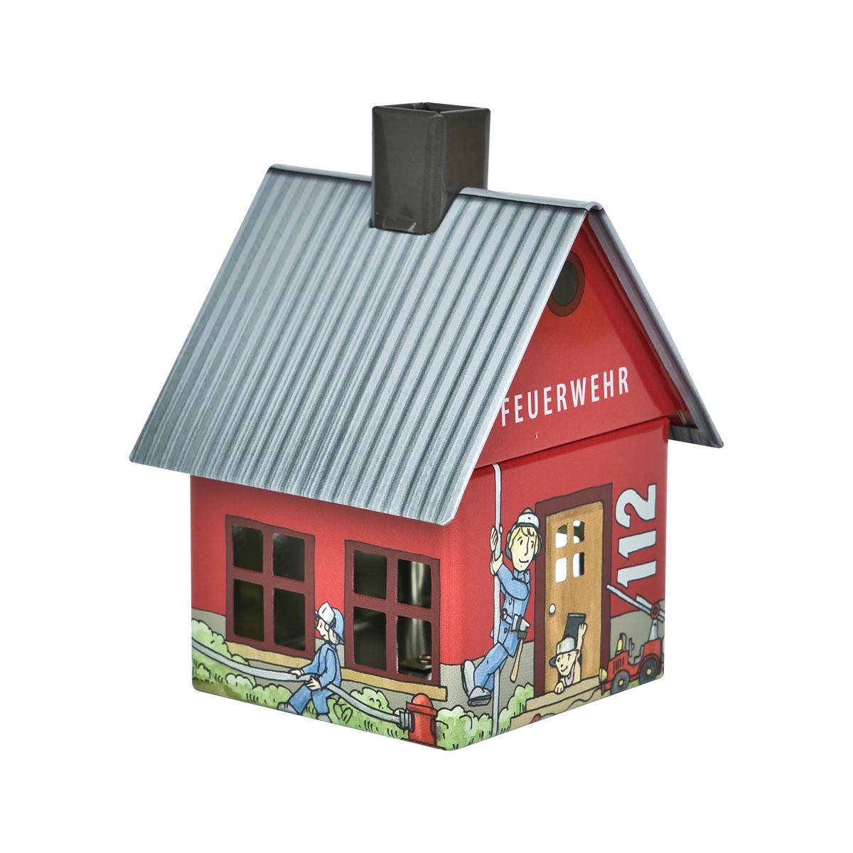 Rotes Spielzeug-Feuerwehrhaus mit grauem Dach, schwarzem Schornstein und 
